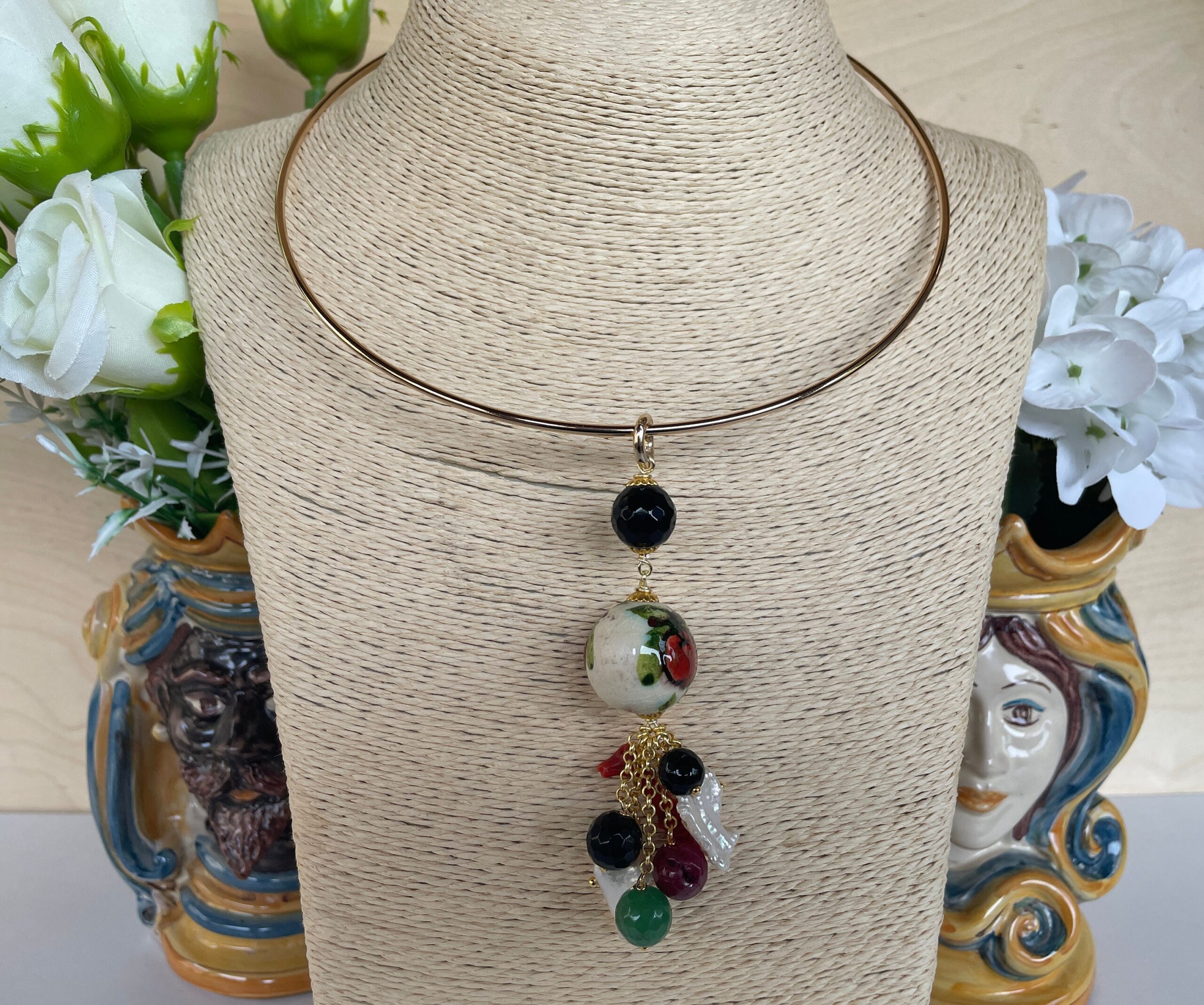 Collana girocollo rigida, collana cerchio a collare, collana con pendente palla di Ceramica di Caltagirone e grappolo perle e pietre dure. Collane caratteristiche siciliane