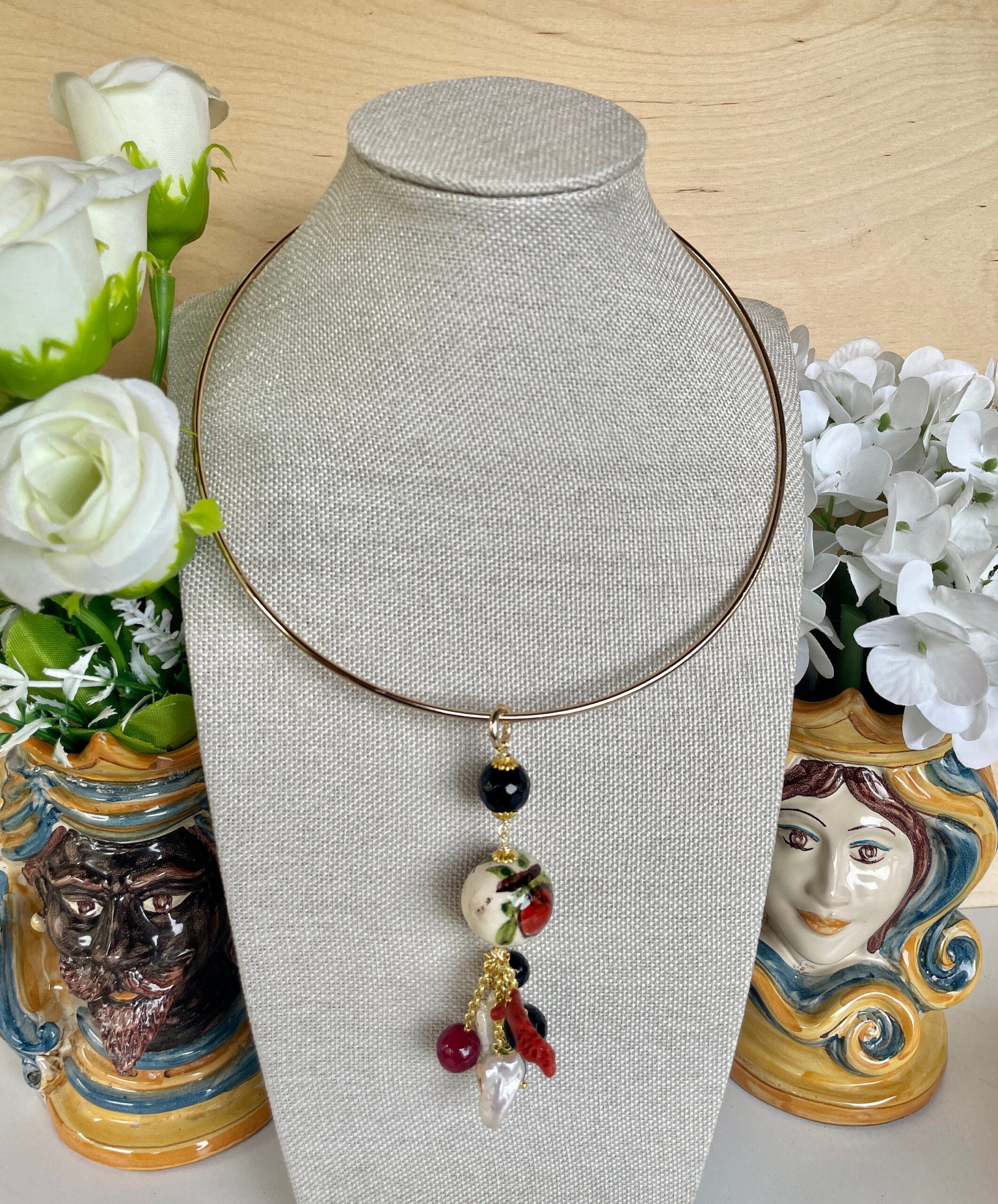 Collana girocollo rigida, collana cerchio a collare, collana con pendente palla di Ceramica di Caltagirone e grappolo perle e pietre dure. Collane caratteristiche siciliane