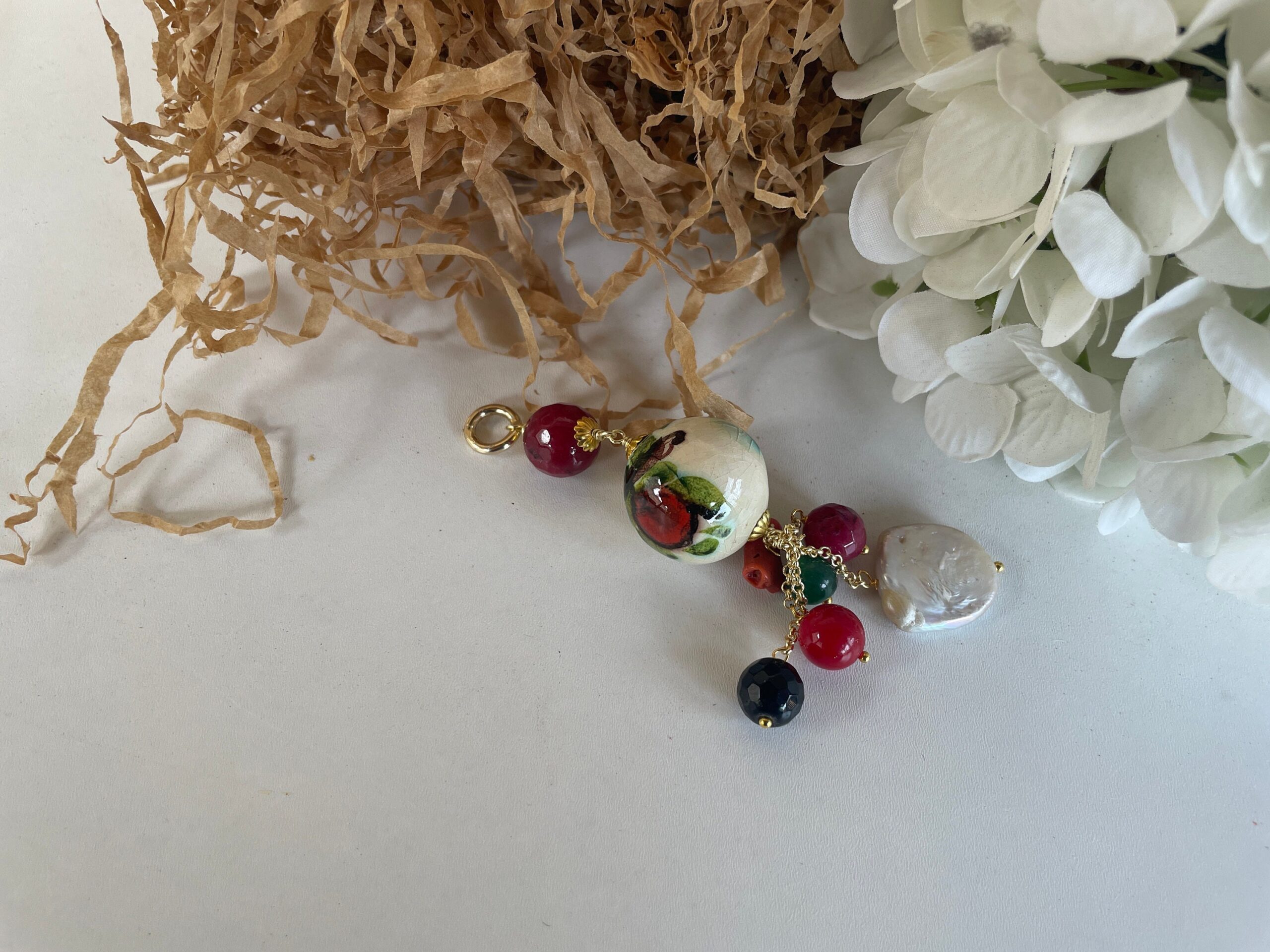 Collana girocollo rigida, collana cerchio a collare, collana con pendente palla di Ceramica di Caltagirone e grappolo perle e pietre dure. Collane caratteristiche siciliane