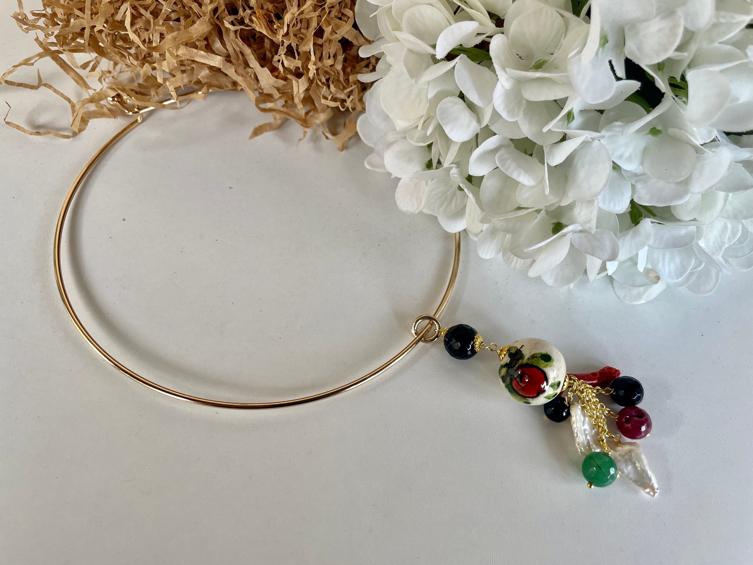 Collana girocollo rigida, collana cerchio a collare, collana con pendente palla di Ceramica di Caltagirone e grappolo perle e pietre dure. Collane caratteristiche siciliane