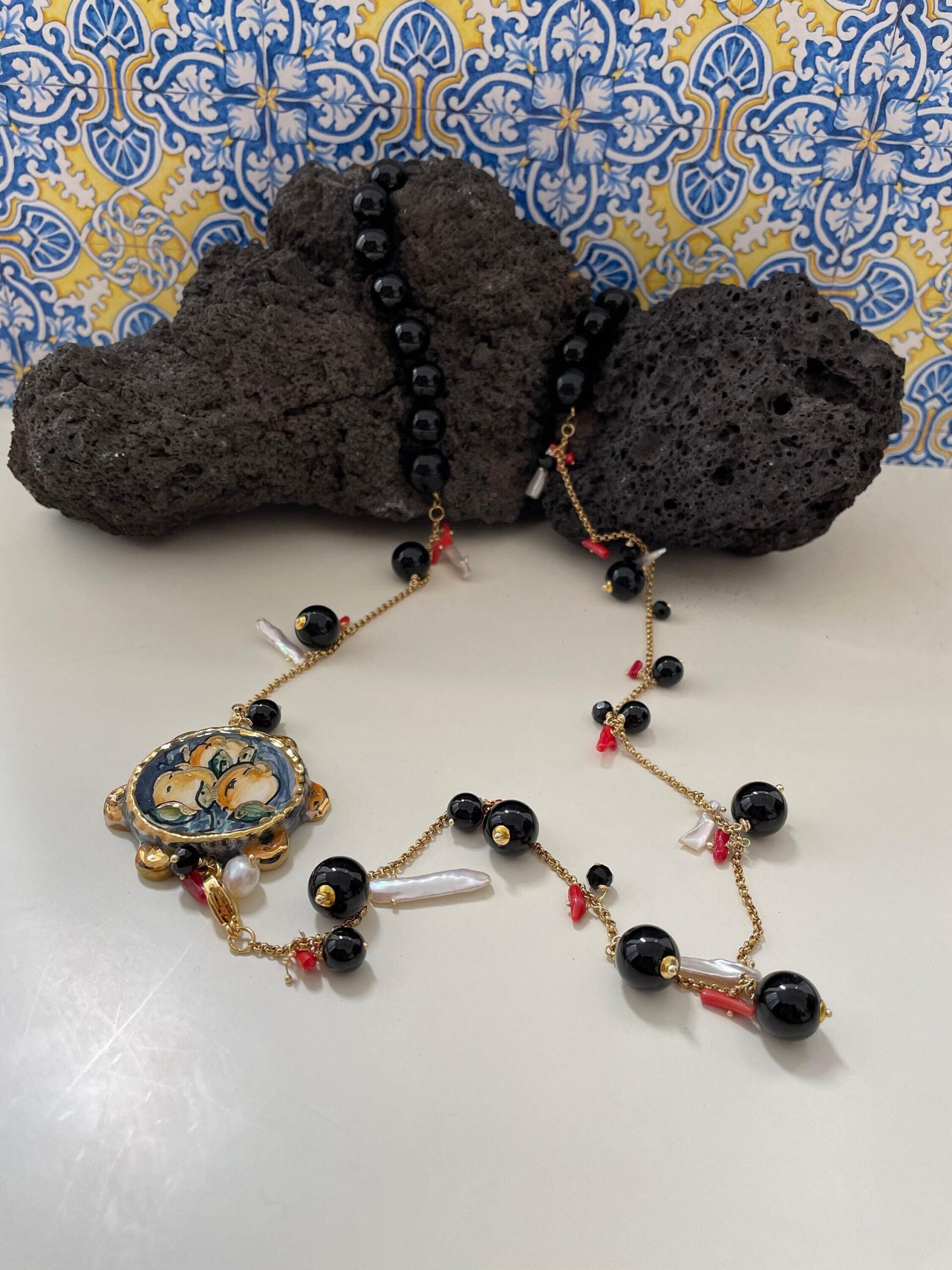 Collana siciliana con tamburello in ceramica di Caltagirone, perle di onice , perle scaramazze e coralli. regalo per lei. Collane caratteristiche siciliane