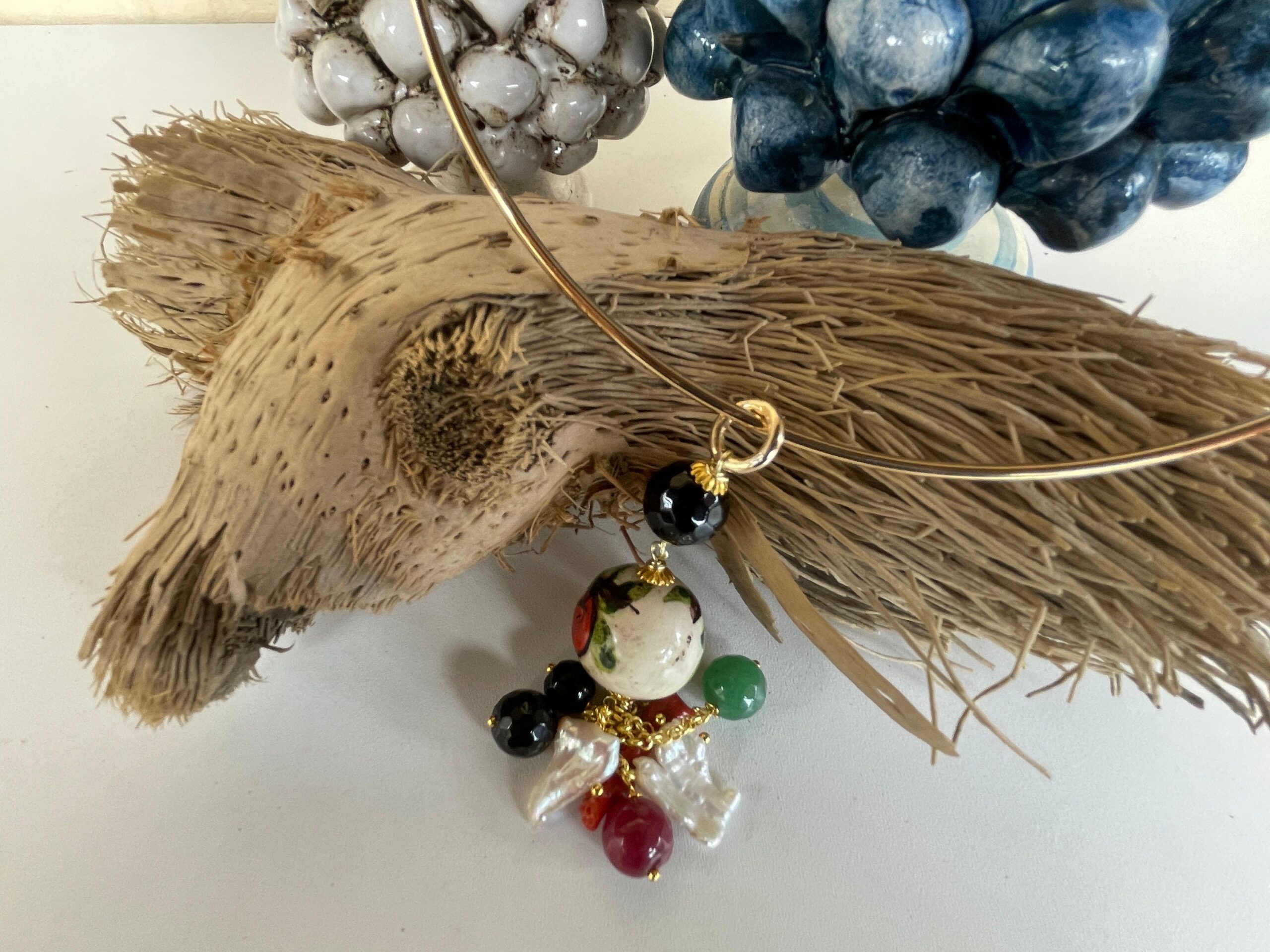Collana girocollo rigida, collana cerchio a collare, collana con pendente palla di Ceramica di Caltagirone e grappolo perle e pietre dure. Collane caratteristiche siciliane