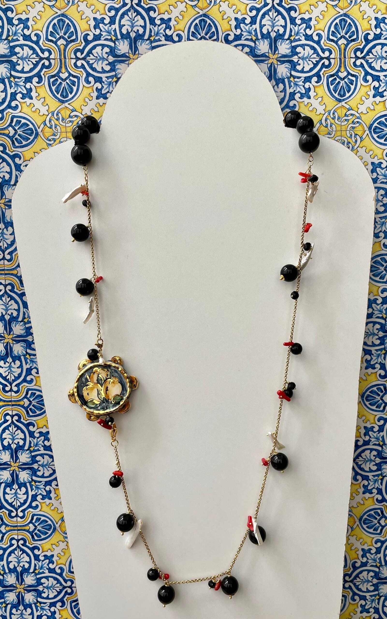 Collana siciliana con tamburello in ceramica di Caltagirone, perle di onice , perle scaramazze e coralli. regalo per lei. Collane caratteristiche siciliane