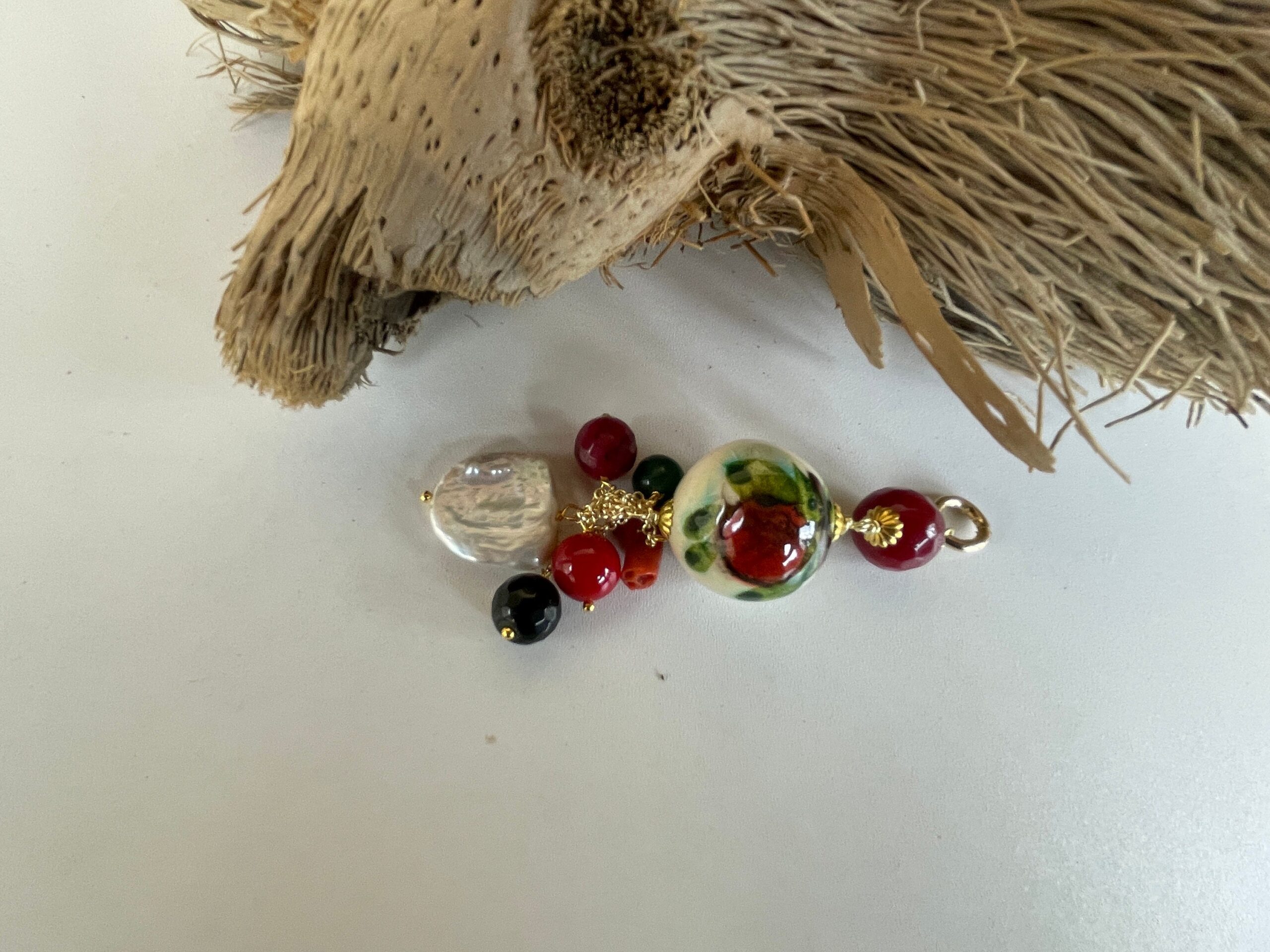 Collana girocollo rigida, collana cerchio a collare, collana con pendente palla di Ceramica di Caltagirone e grappolo perle e pietre dure. Collane caratteristiche siciliane