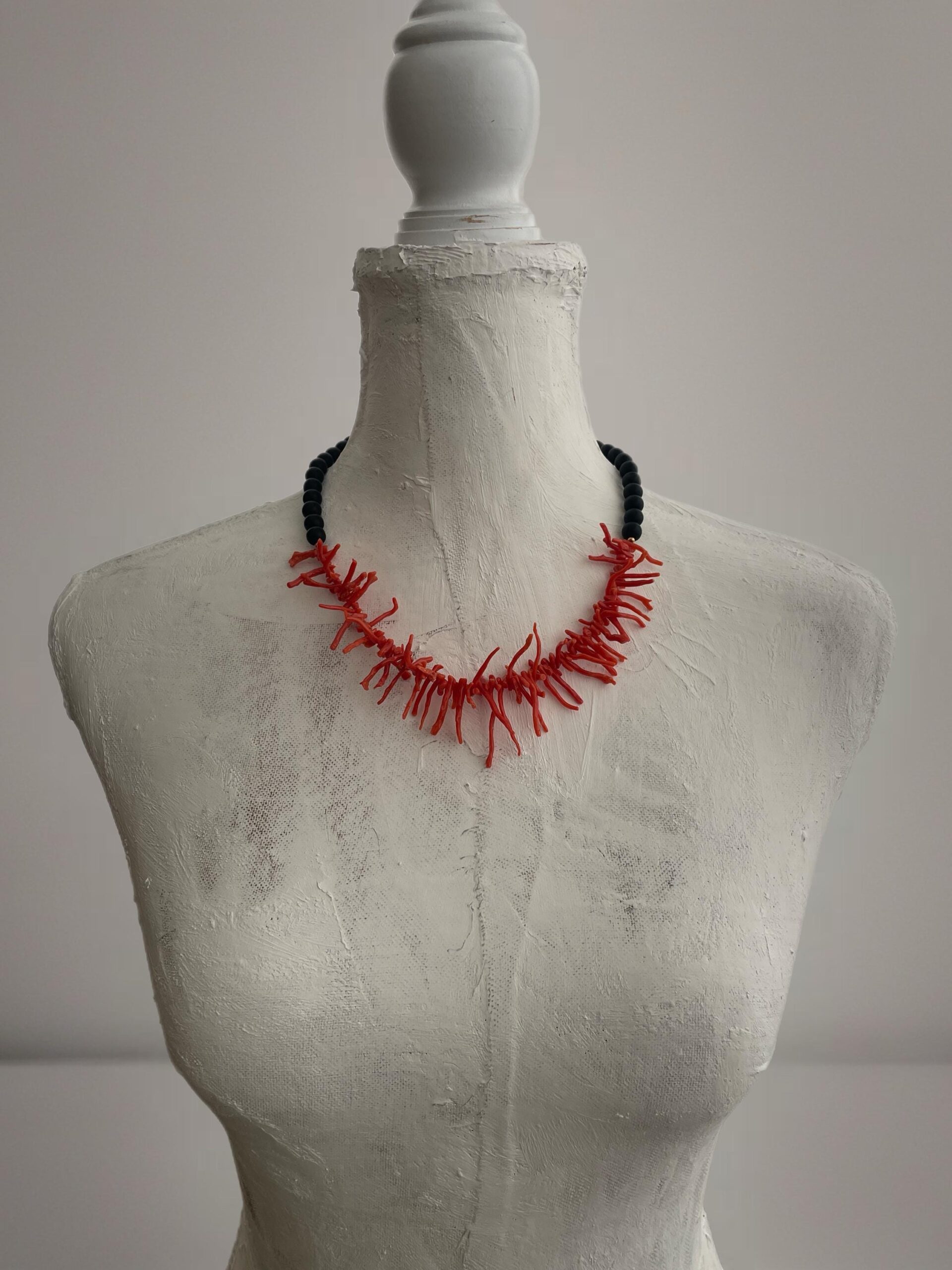 Collana siciliana con perle di lava dell’Etna e rami di Corallo autentico del Mediterraneo. Collane caratteristiche siciliane