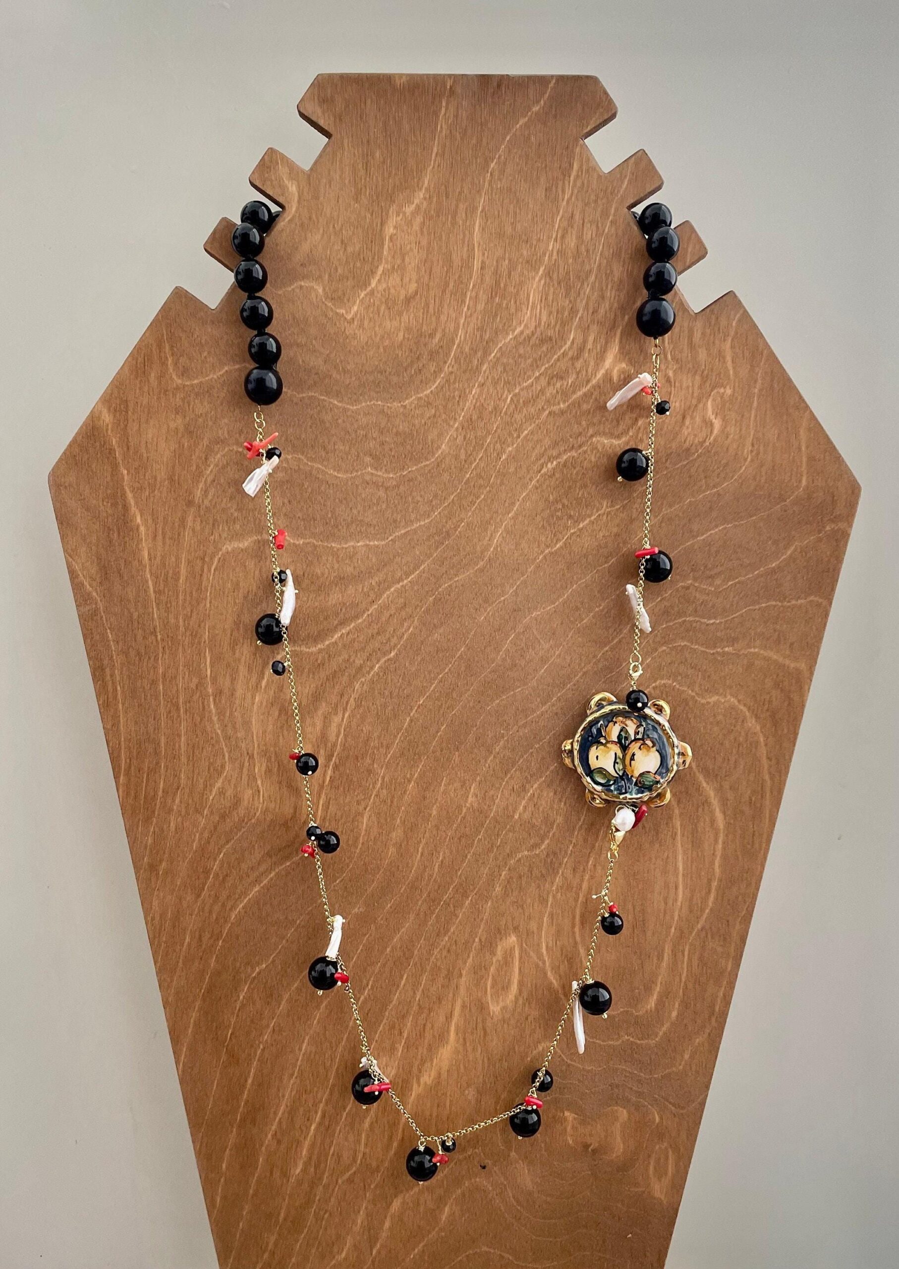Collana siciliana con tamburello in ceramica di Caltagirone, perle di onice , perle scaramazze e coralli. regalo per lei. Collane caratteristiche siciliane