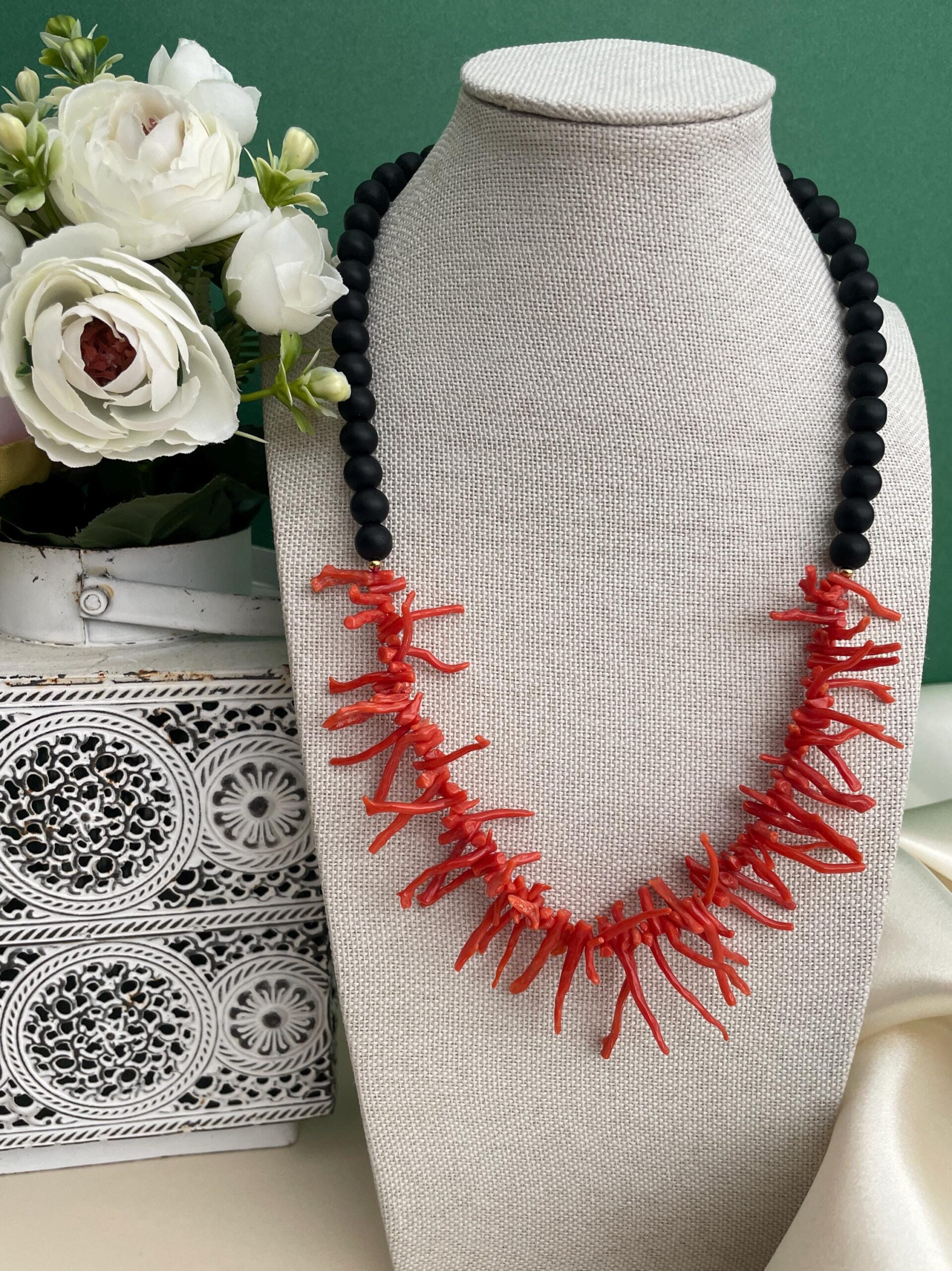 Collana siciliana con perle di lava dell’Etna e rami di Corallo autentico del Mediterraneo. Collane caratteristiche siciliane
