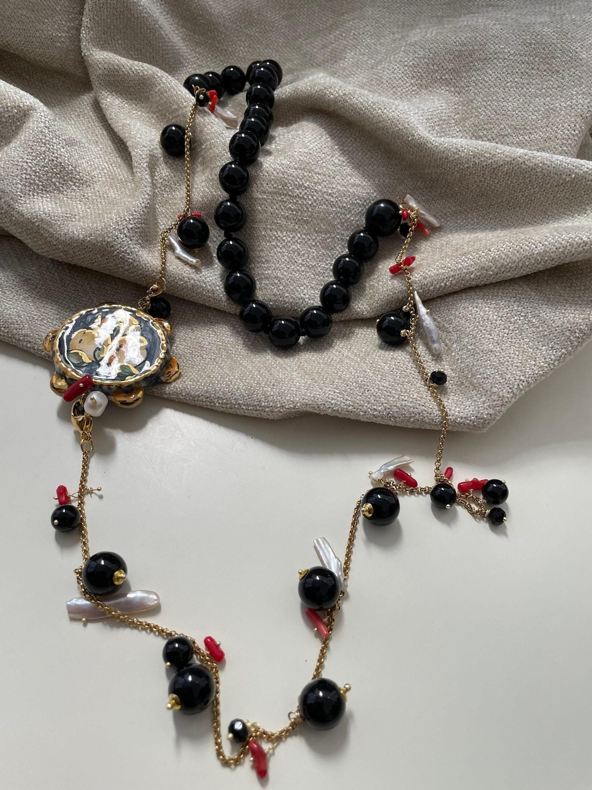 Collana siciliana con tamburello in ceramica di Caltagirone, perle di onice , perle scaramazze e coralli. regalo per lei. Collane caratteristiche siciliane