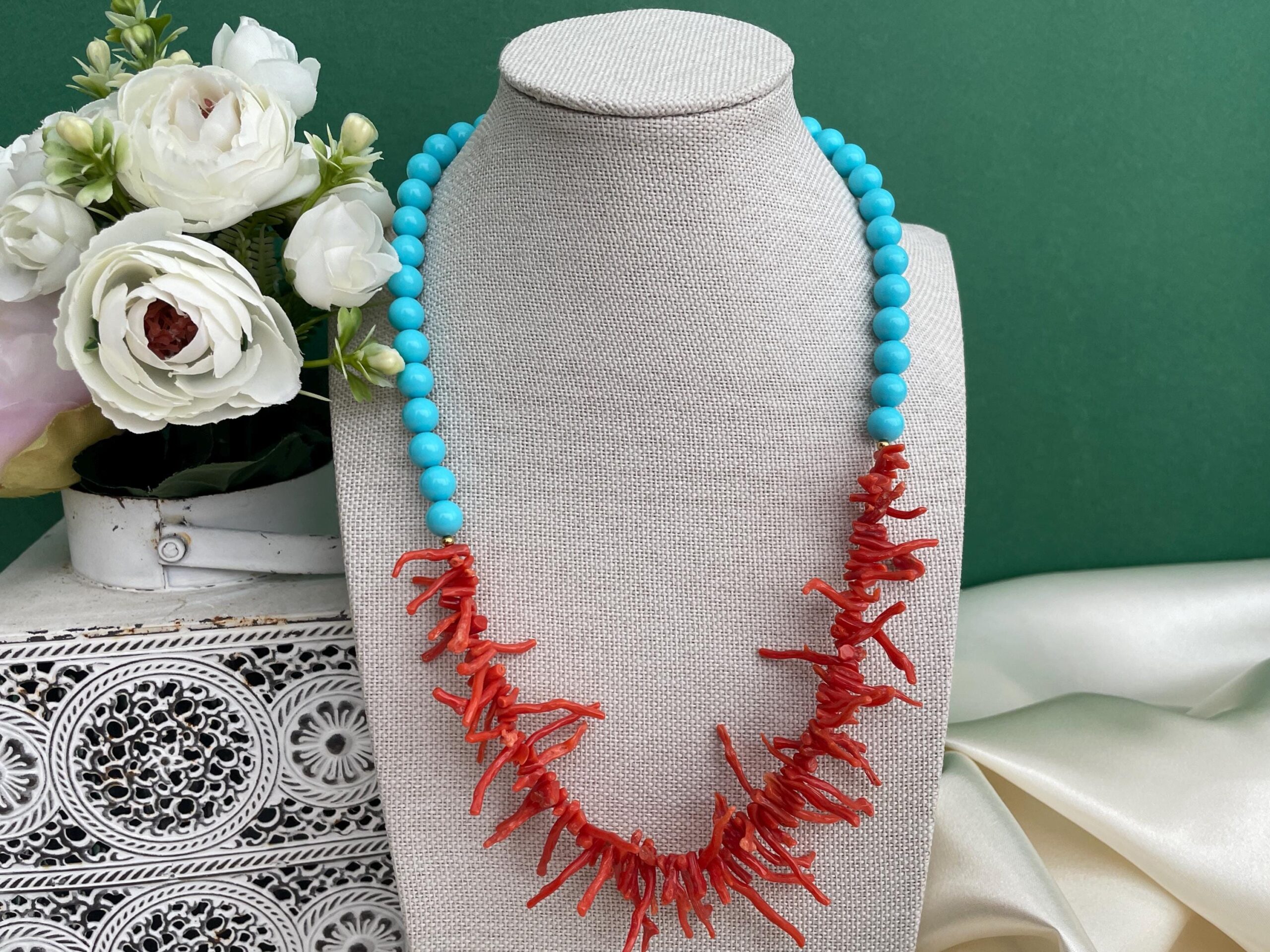Collana siciliana con rami di Corallo autentico del Mediterraneo e perle di pasta di turchese. Collane caratteristiche siciliane