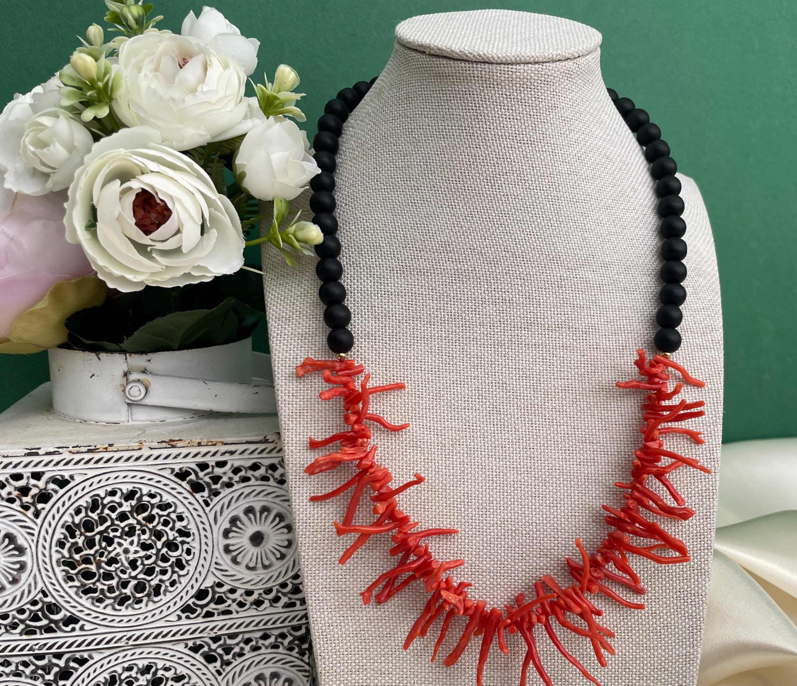 Collana siciliana con perle di lava dell’Etna e rami di Corallo autentico del Mediterraneo. Collane caratteristiche siciliane