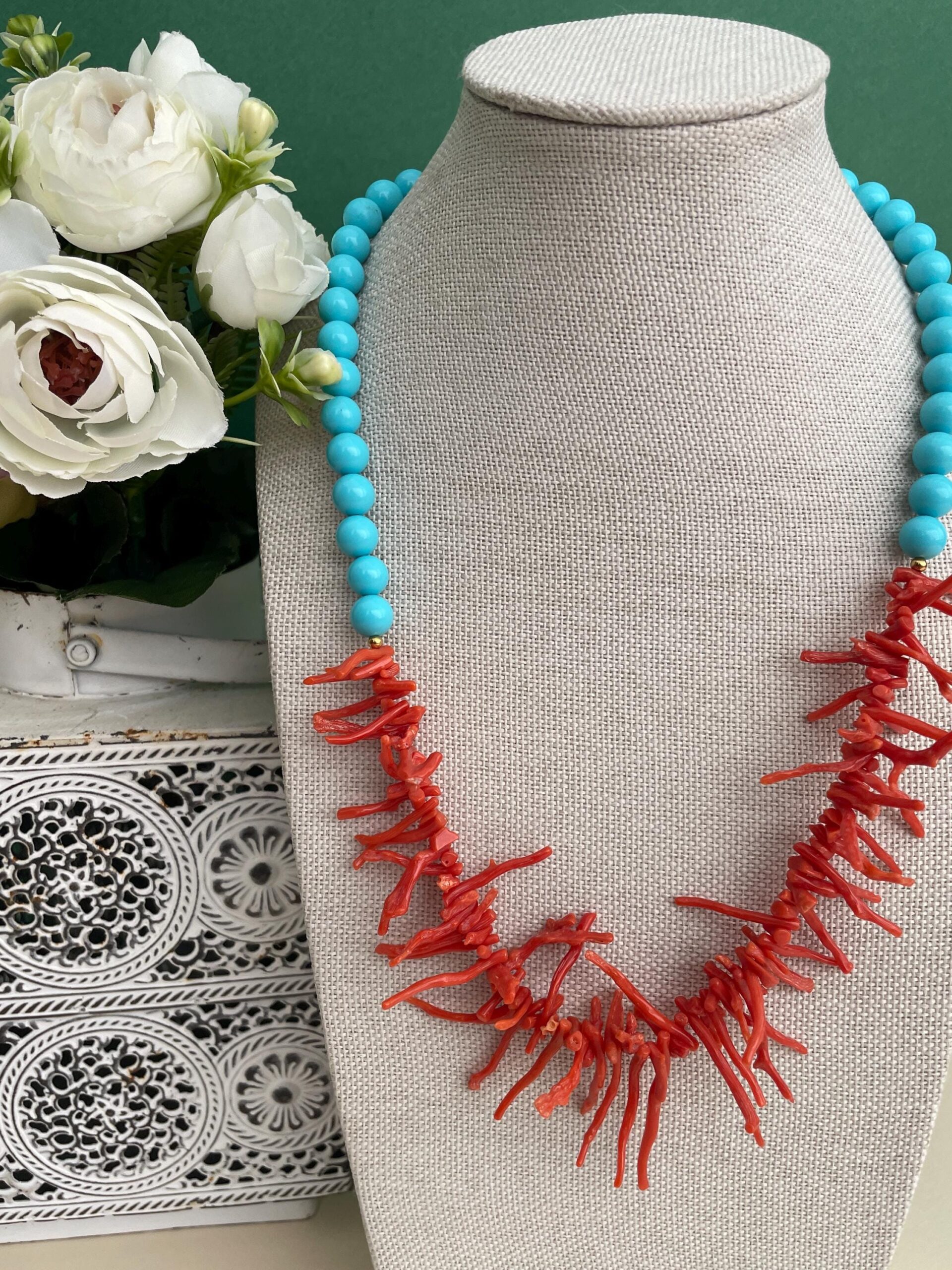 Collana siciliana con rami di Corallo autentico del Mediterraneo e perle di pasta di turchese. Collane caratteristiche siciliane