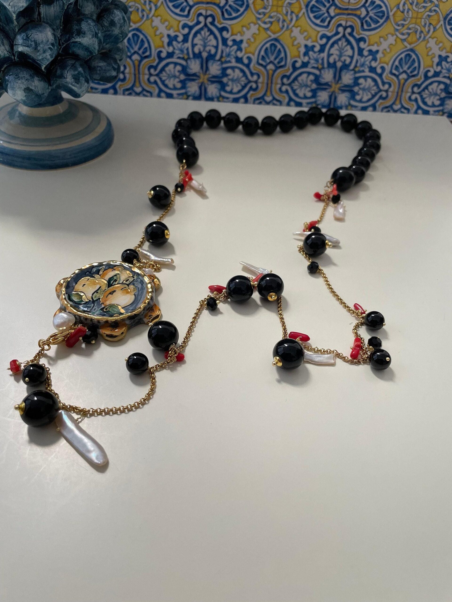 Collana siciliana con tamburello in ceramica di Caltagirone, perle di onice , perle scaramazze e coralli. regalo per lei. Collane caratteristiche siciliane