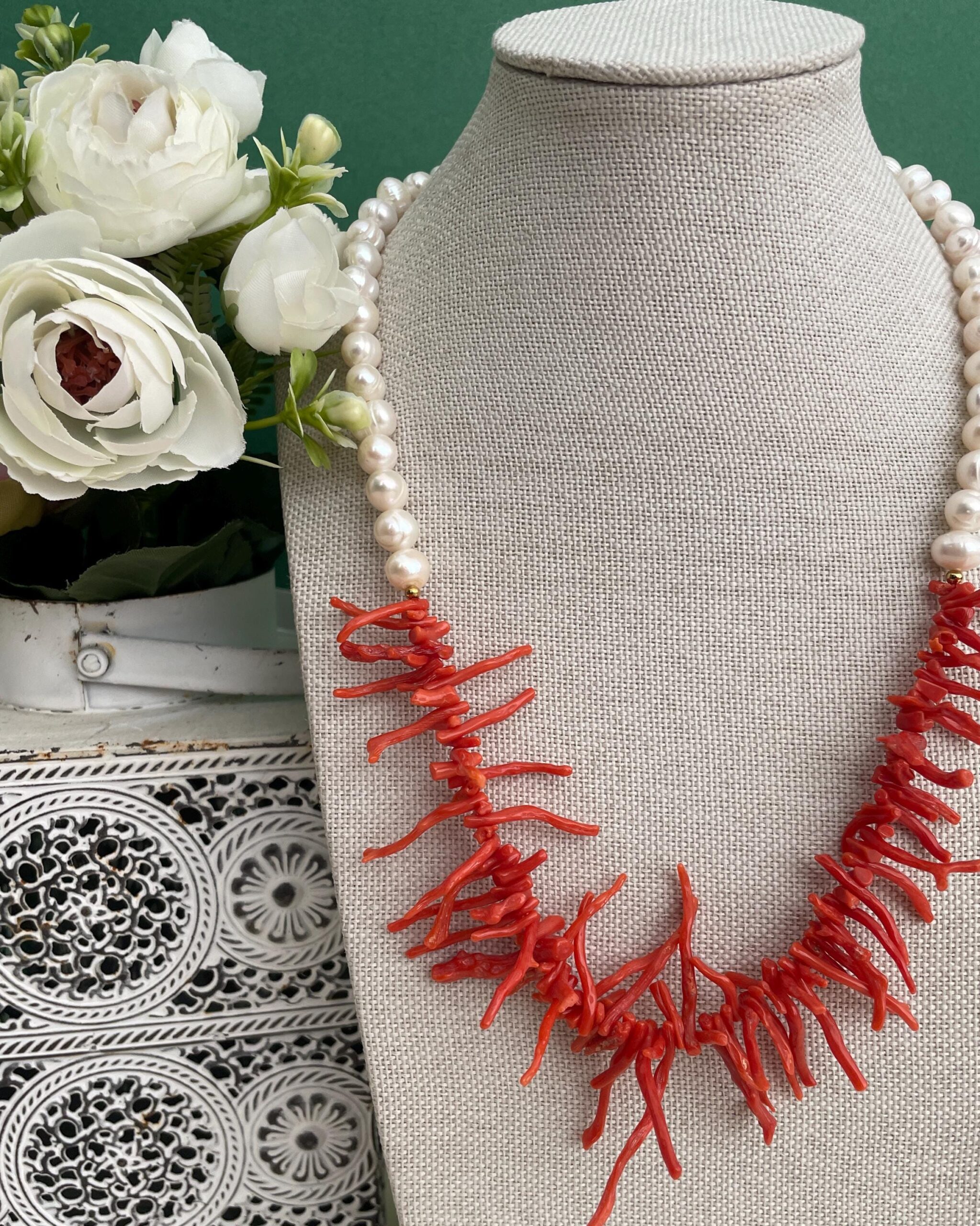 Collana siciliana con perle barocche e rami di Corallo autentico del Mediterraneo. Collane caratteristiche siciliane