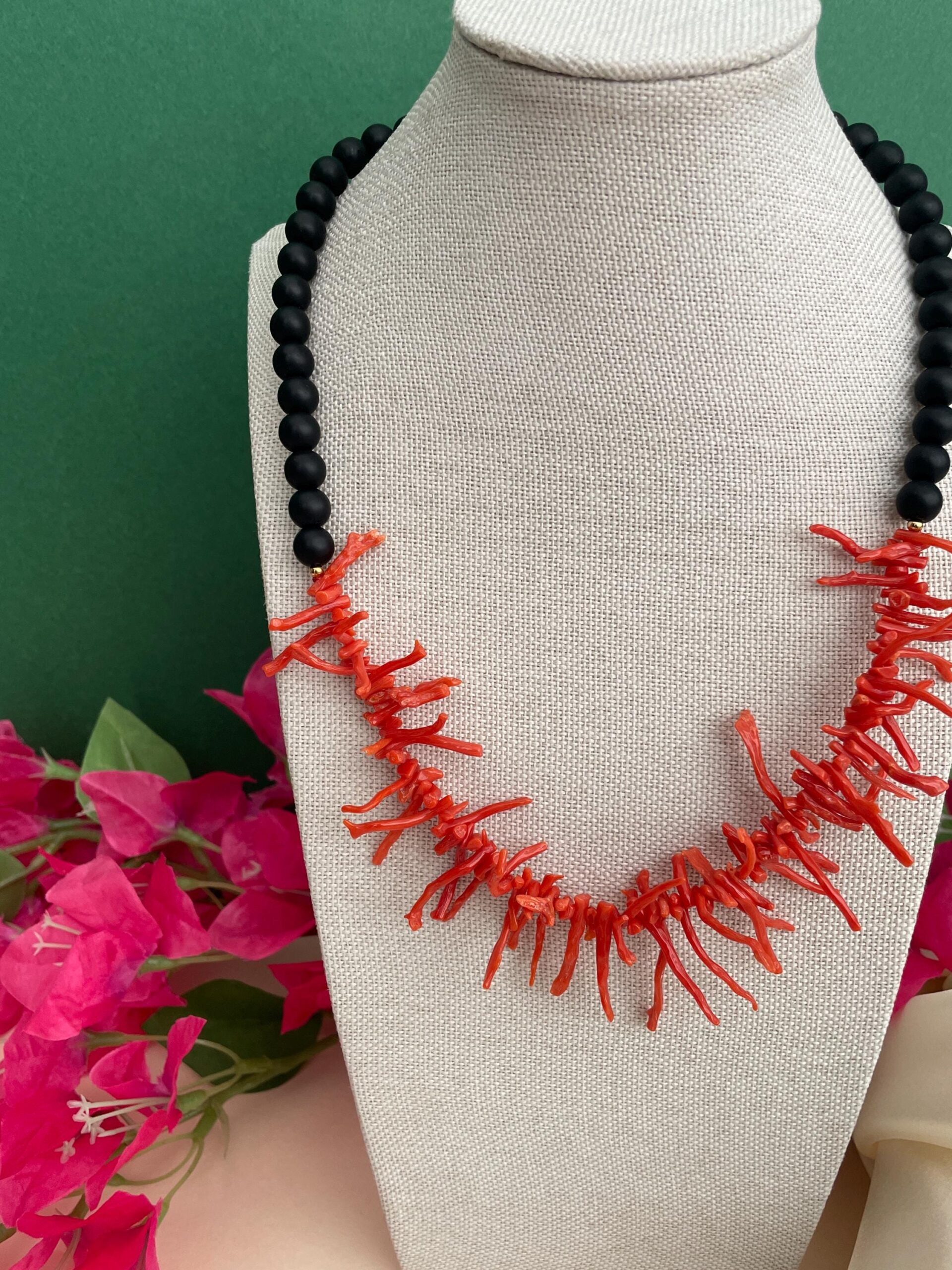 Collana siciliana con perle di lava dell’Etna e rami di Corallo autentico del Mediterraneo. Collane caratteristiche siciliane