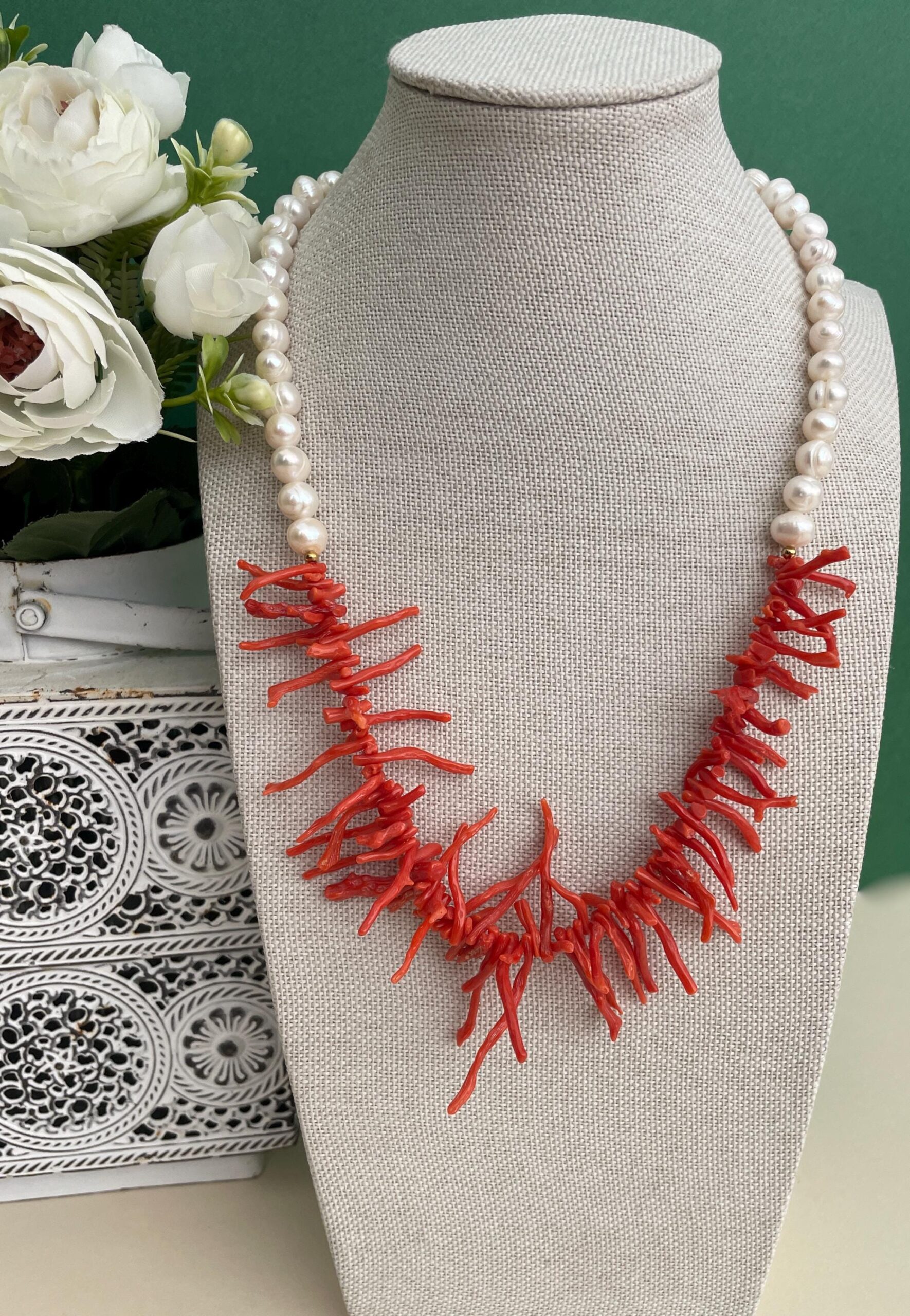 Collana siciliana con perle barocche e rami di Corallo autentico del Mediterraneo. Collane caratteristiche siciliane
