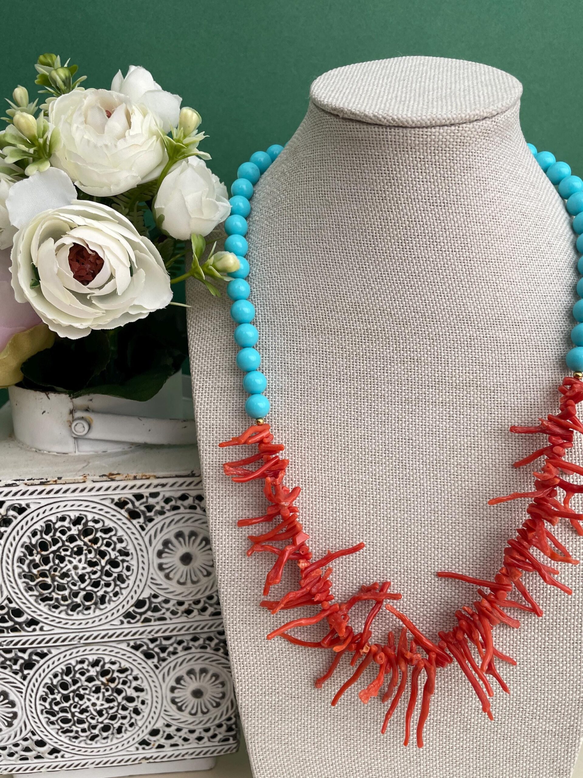 Collana siciliana con rami di Corallo autentico del Mediterraneo e perle di pasta di turchese. Collane caratteristiche siciliane