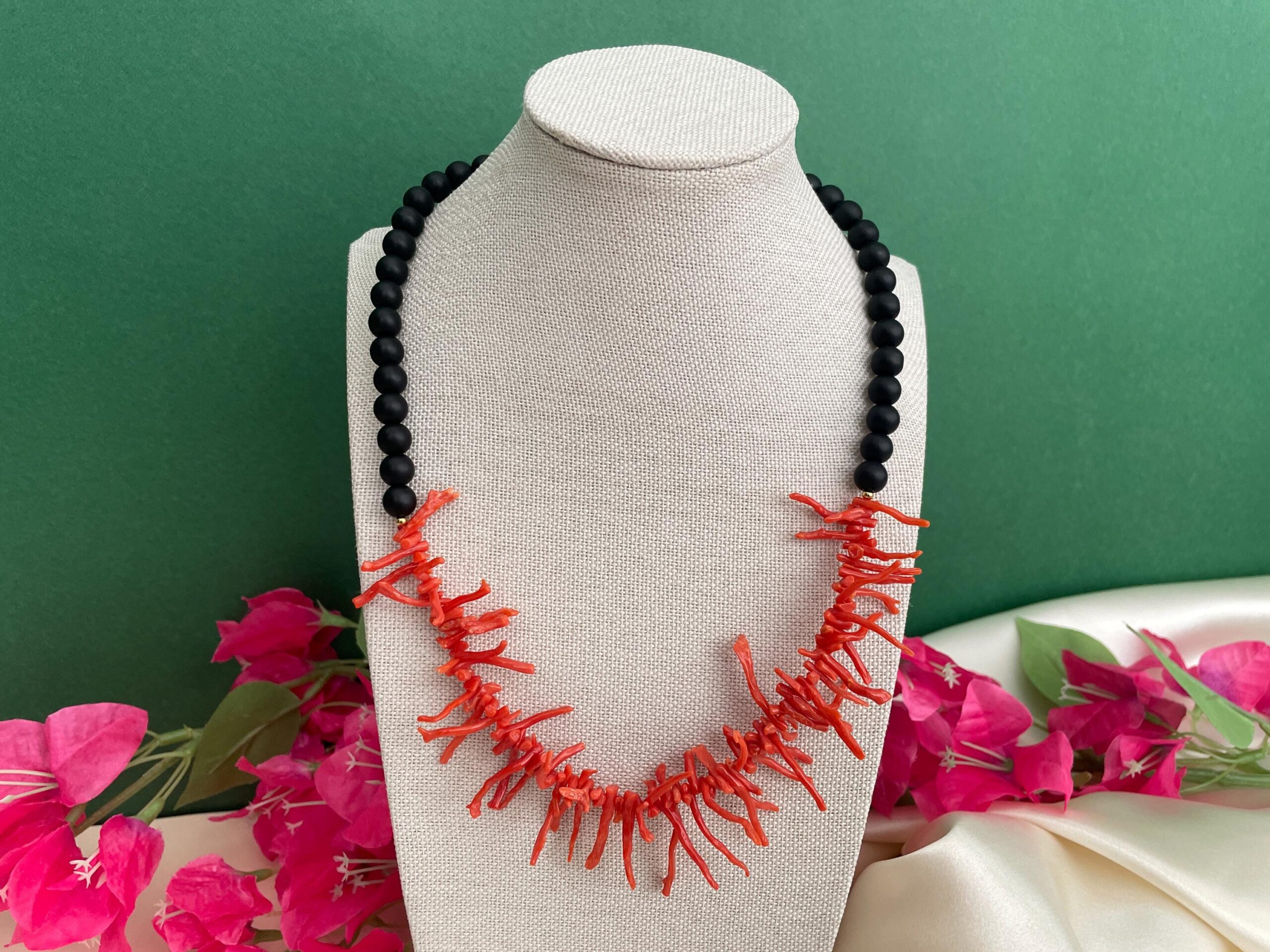 Collana siciliana con perle di lava dell’Etna e rami di Corallo autentico del Mediterraneo. Collane caratteristiche siciliane