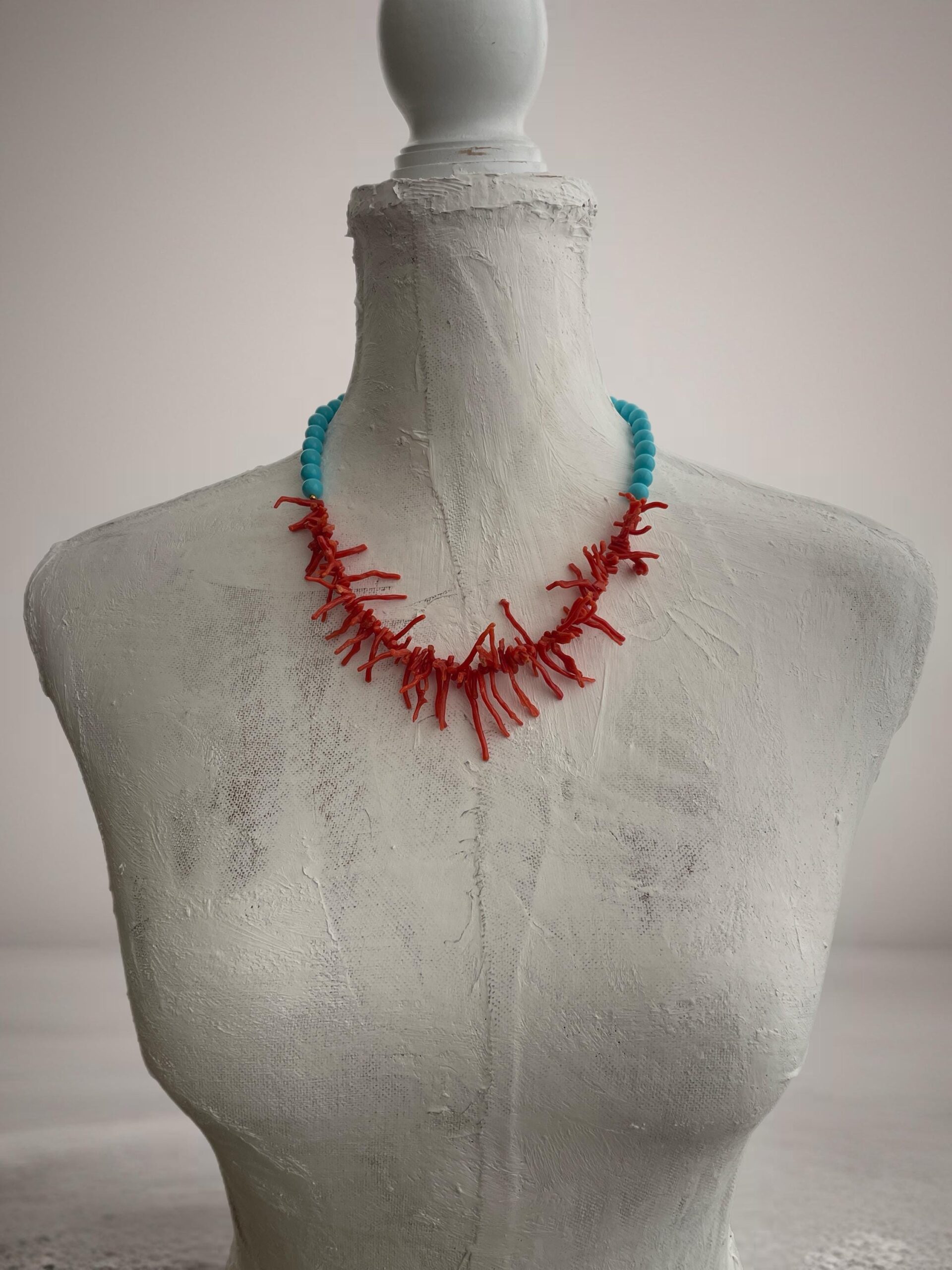 Collana siciliana con rami di Corallo autentico del Mediterraneo e perle di pasta di turchese. Collane caratteristiche siciliane