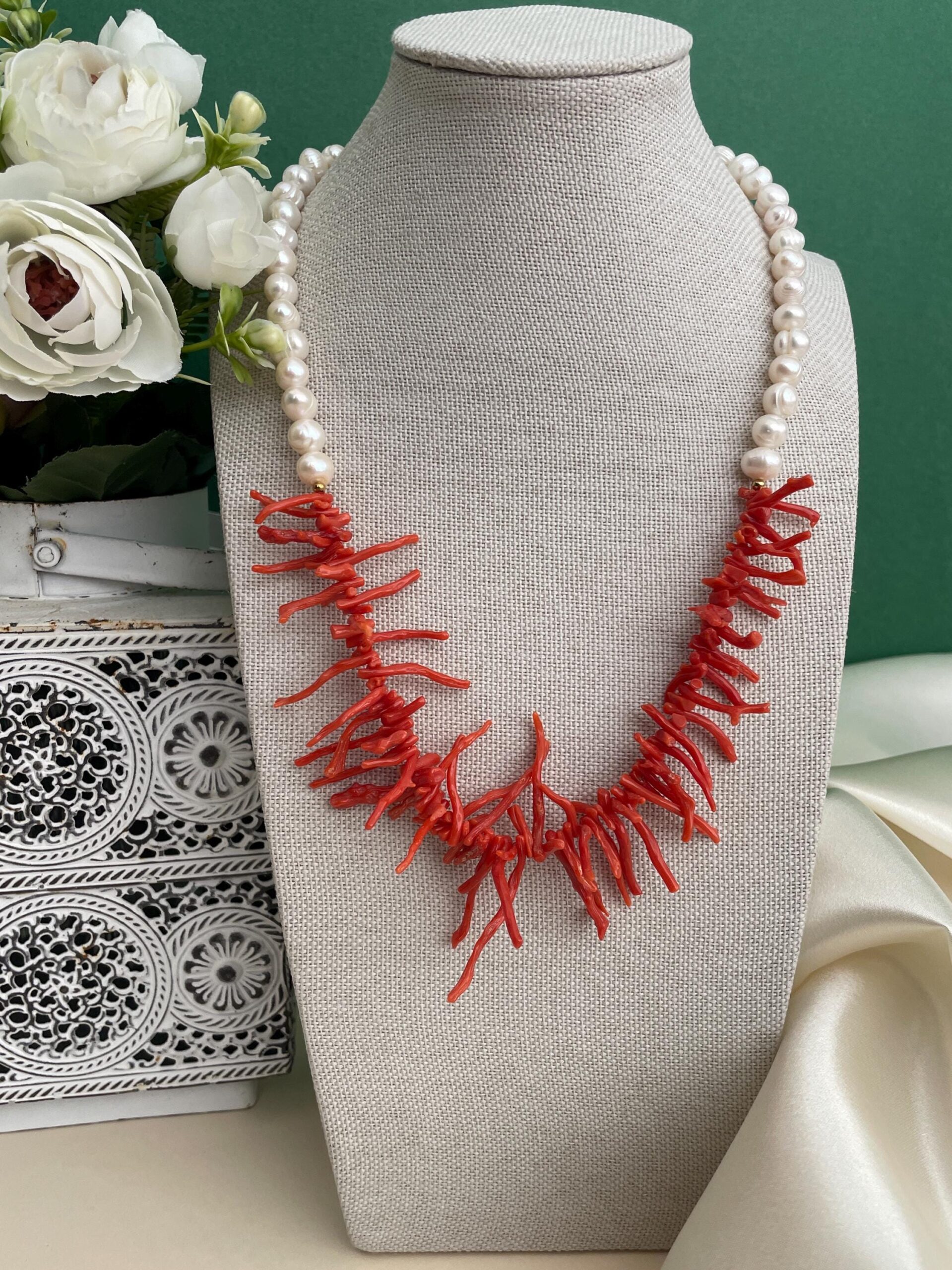 Collana siciliana con perle barocche e rami di Corallo autentico del Mediterraneo. Collane caratteristiche siciliane