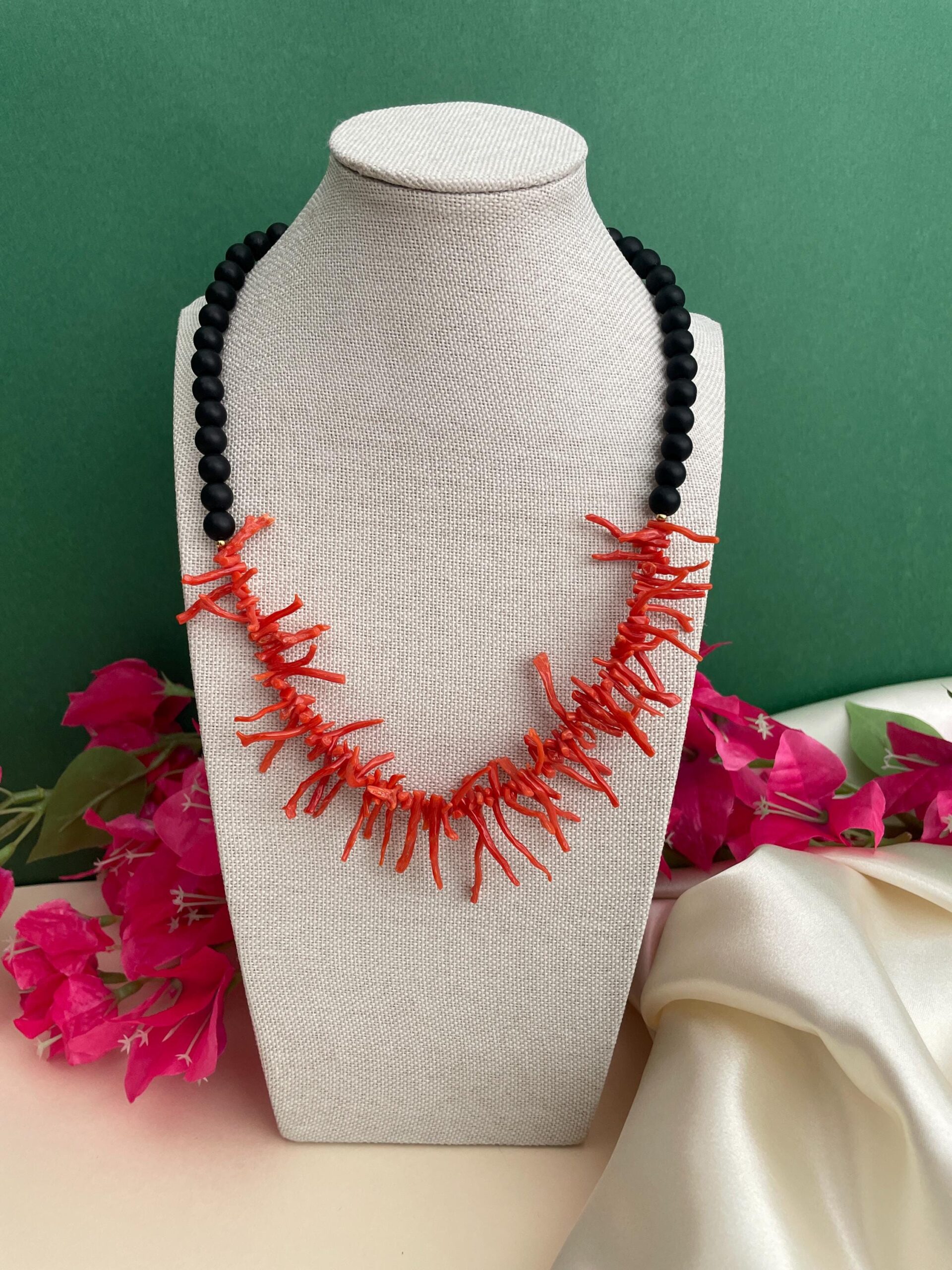 Collana siciliana con perle di lava dell’Etna e rami di Corallo autentico del Mediterraneo. Collane caratteristiche siciliane