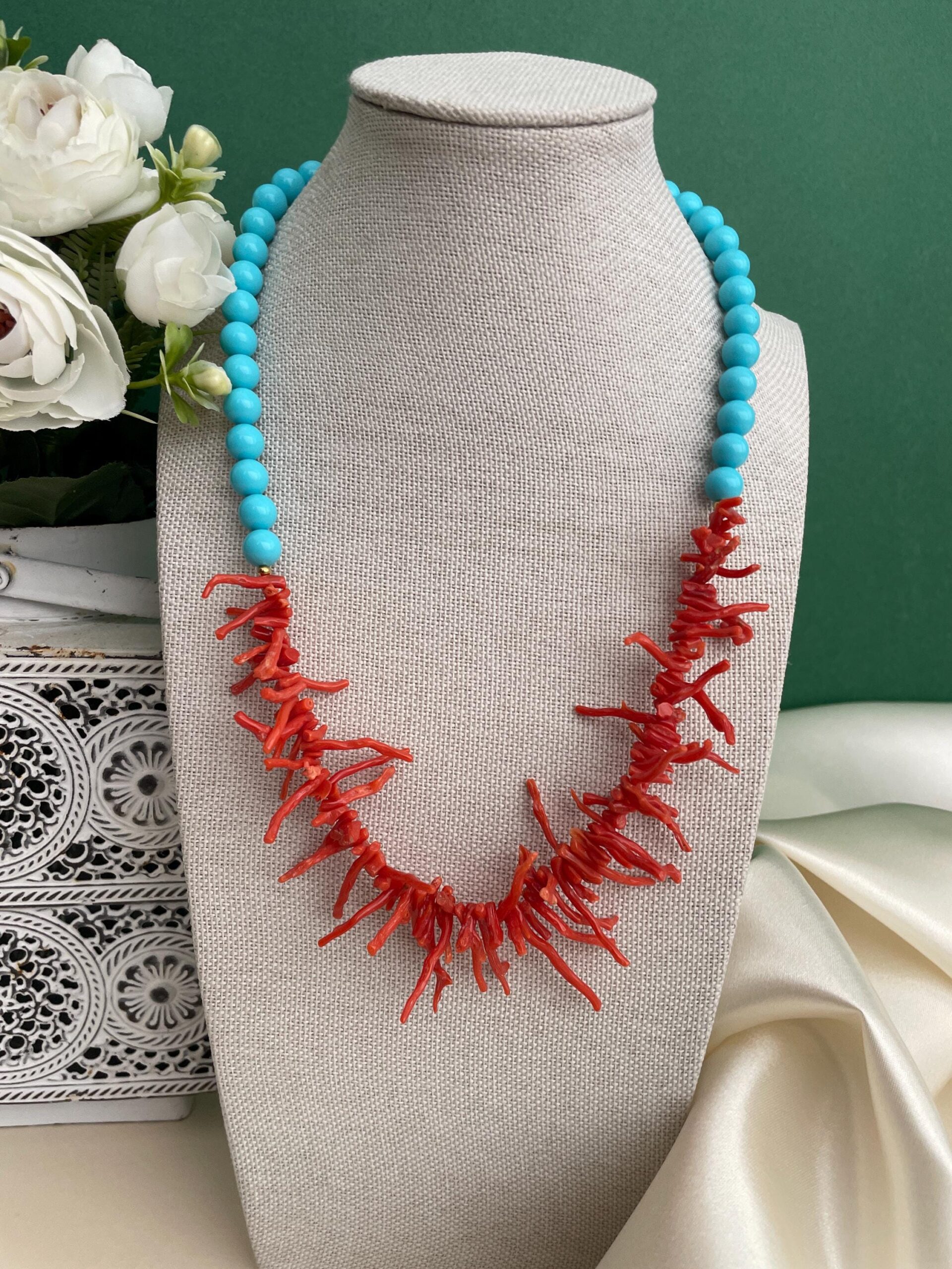Collana siciliana con rami di Corallo autentico del Mediterraneo e perle di pasta di turchese. Collane caratteristiche siciliane