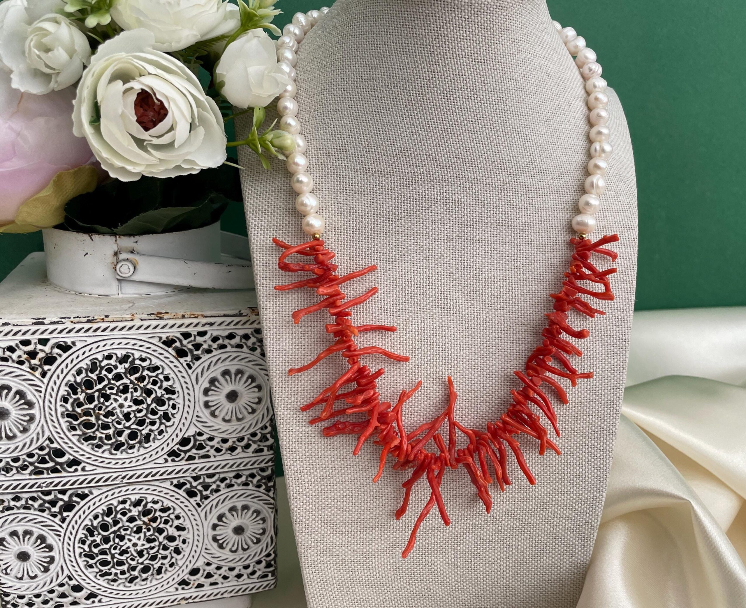 Collana siciliana con perle barocche e rami di Corallo autentico del Mediterraneo. Collane caratteristiche siciliane