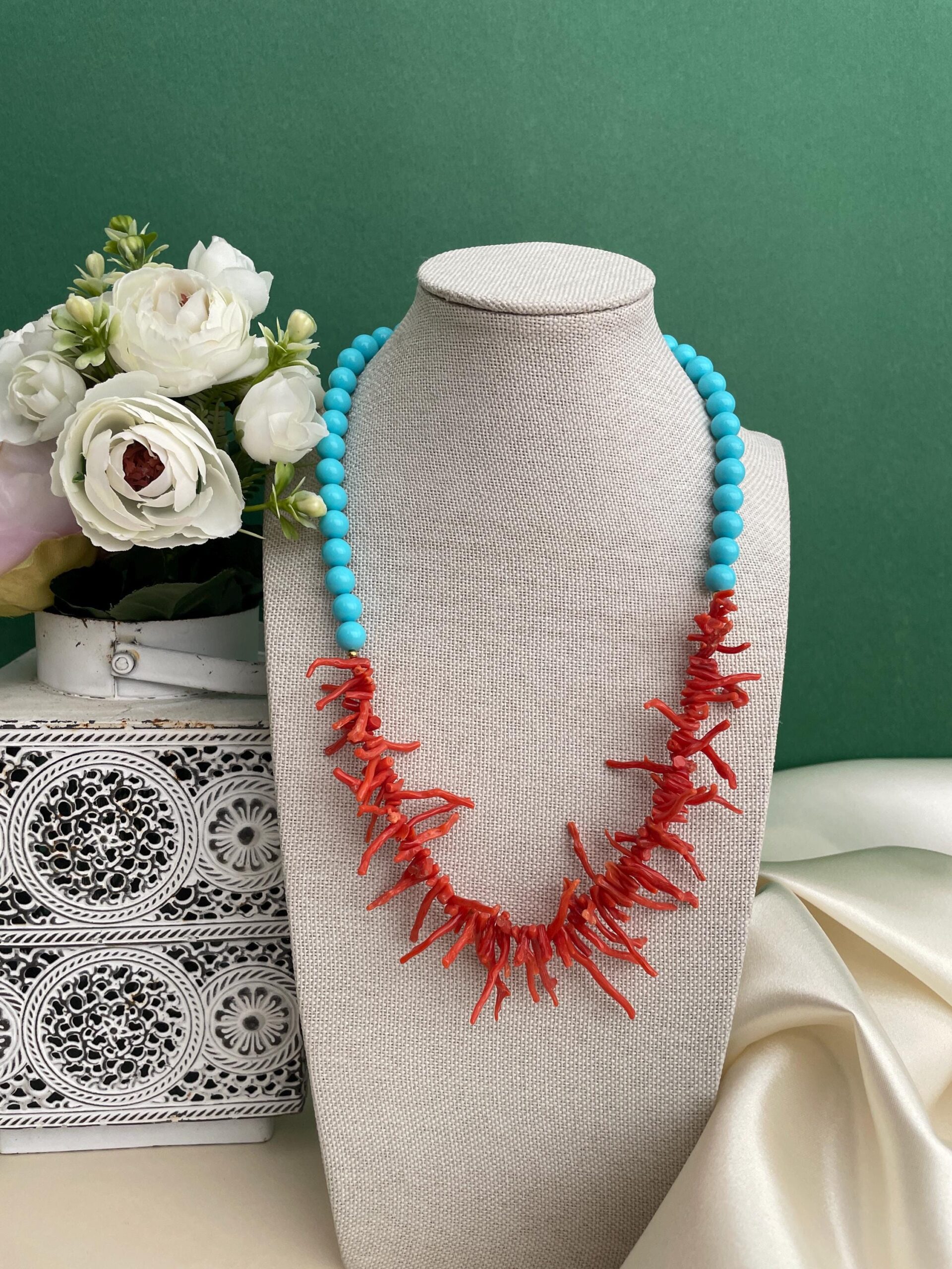 Collana siciliana con rami di Corallo autentico del Mediterraneo e perle di pasta di turchese. Collane caratteristiche siciliane