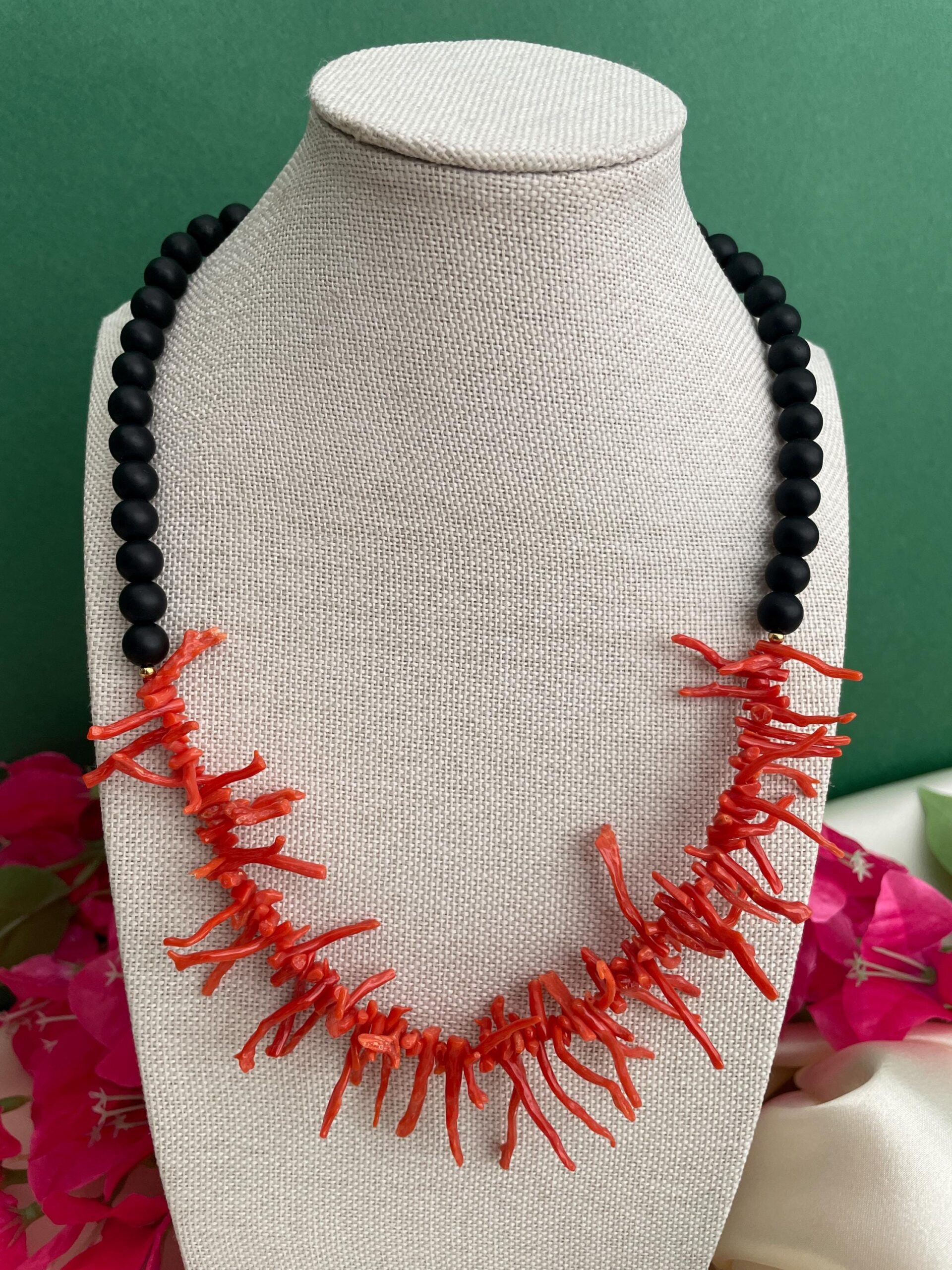 Collana siciliana con perle di lava dell’Etna e rami di Corallo autentico del Mediterraneo. Collane caratteristiche siciliane
