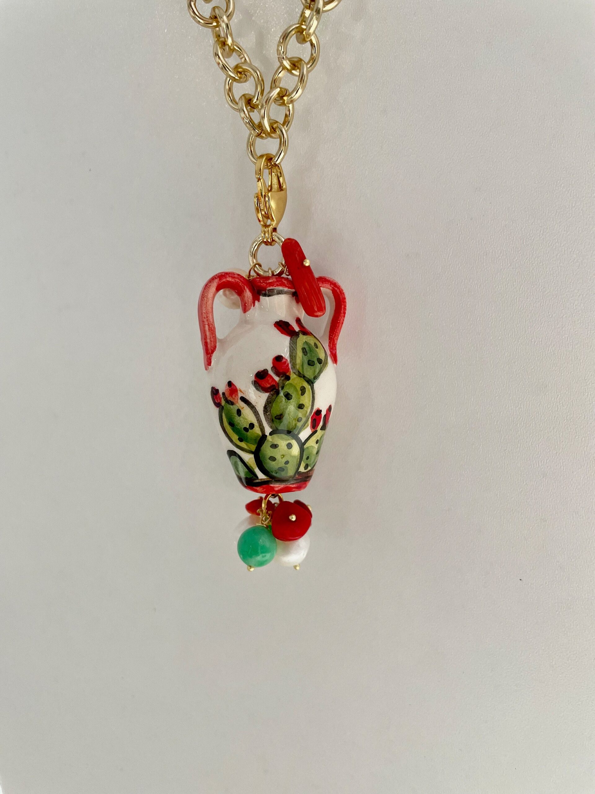 Collana con ciondolo giara di sicilia in ceramica di caltagirone, perle di fiume, agata verde e corallo. catena alluminio, collana ragazza. Collane caratteristiche siciliane
