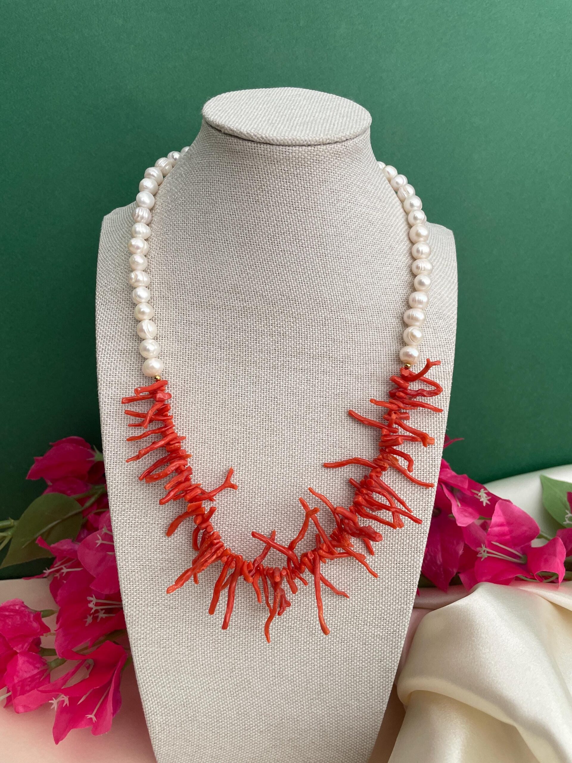 Collana siciliana con perle barocche e rami di Corallo autentico del Mediterraneo. Collane caratteristiche siciliane