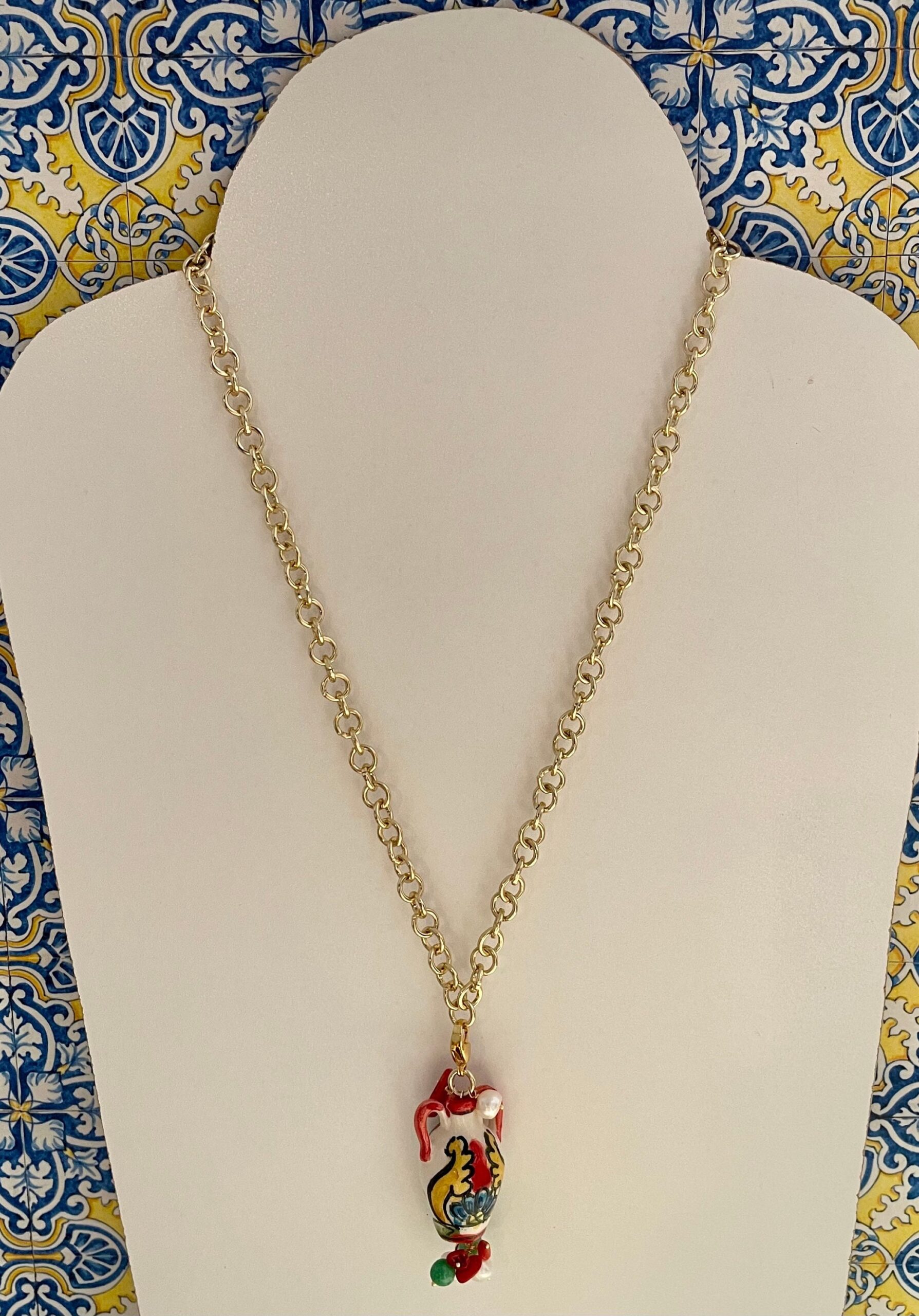 Collana con ciondolo giara di sicilia in ceramica di caltagirone, perle di fiume, agata verde e corallo. catena alluminio, collana ragazza. Collane caratteristiche siciliane