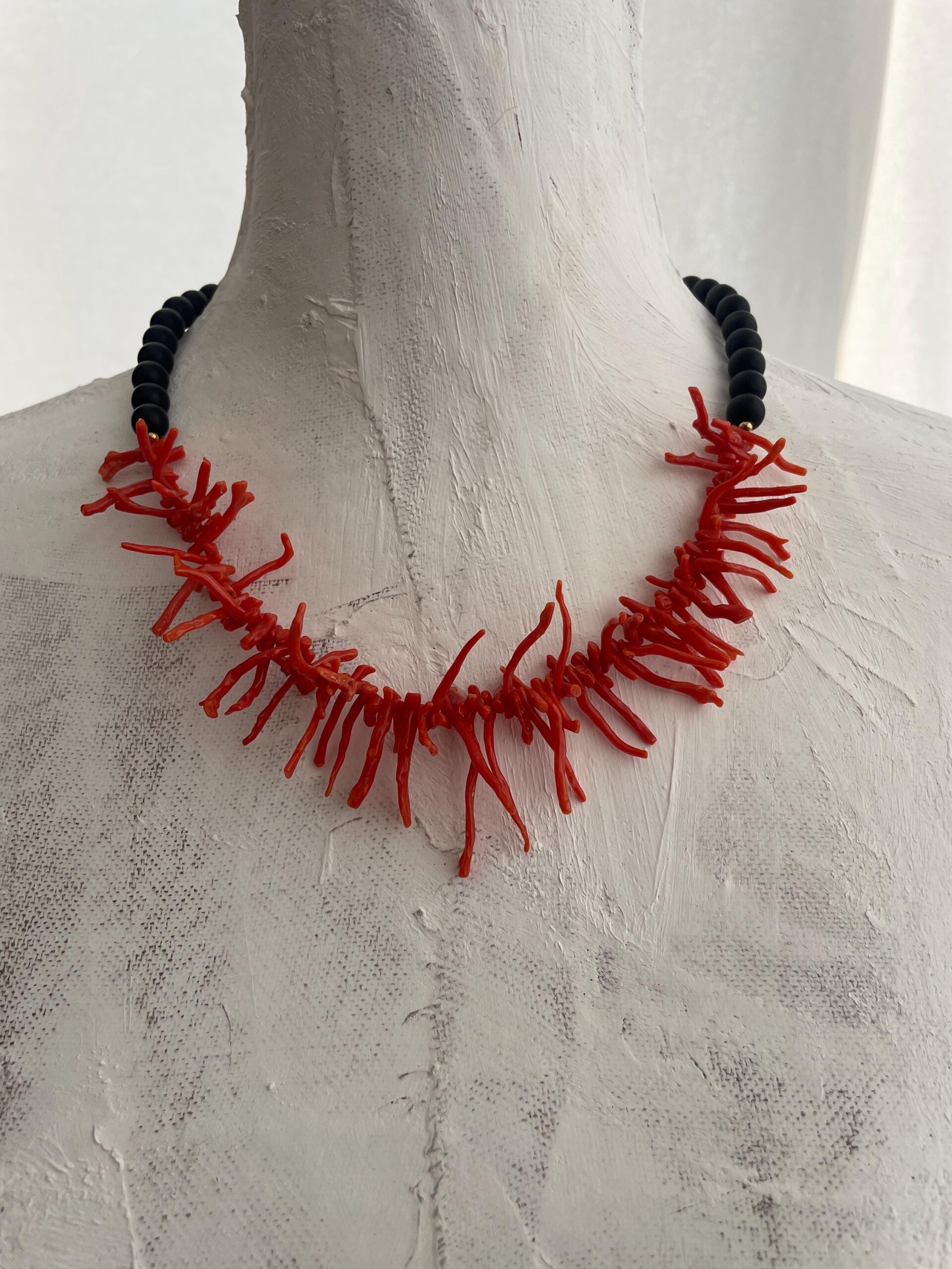 Collana siciliana con perle di lava dell’Etna e rami di Corallo autentico del Mediterraneo. Collane caratteristiche siciliane