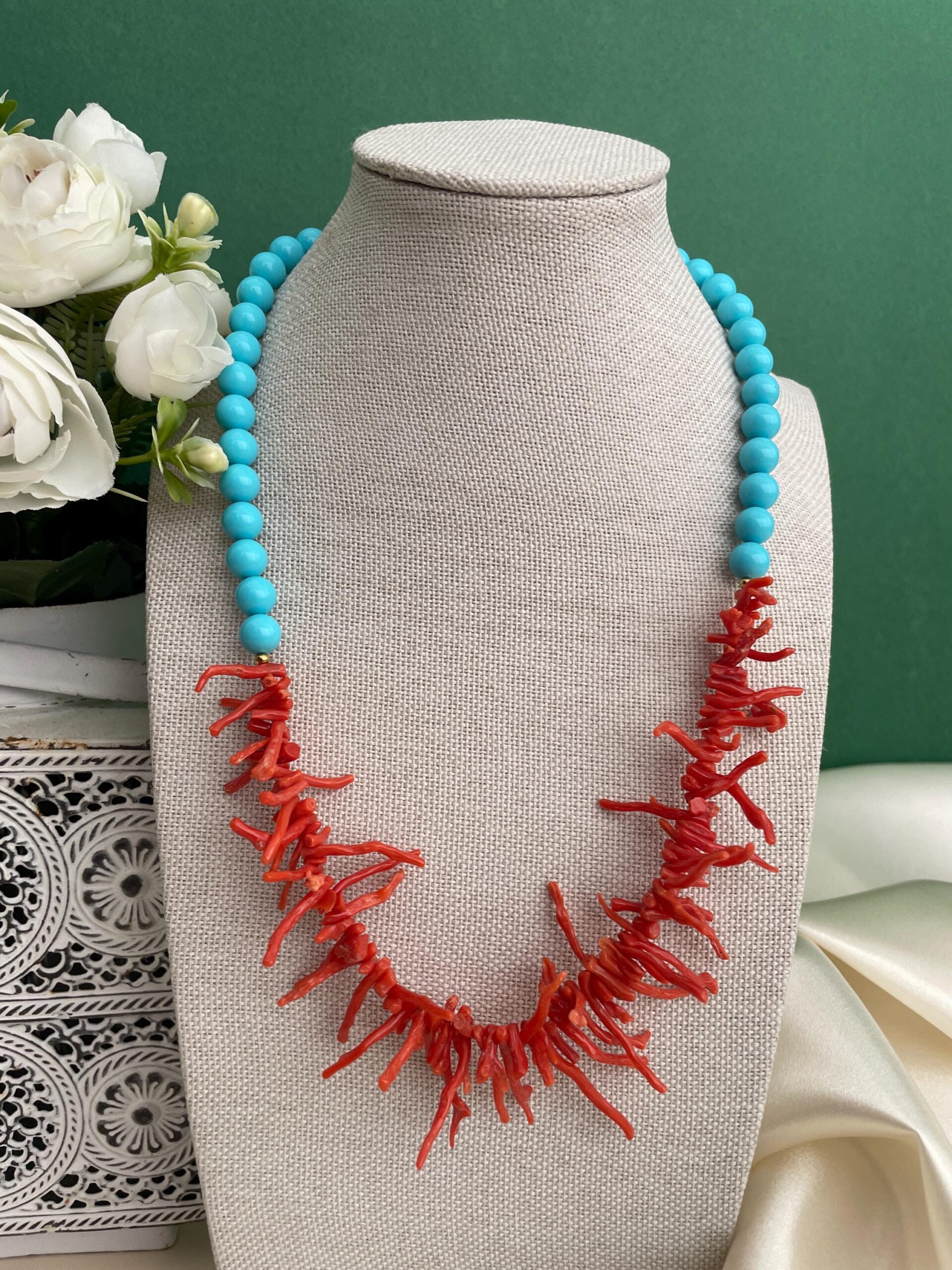 Collana siciliana con rami di Corallo autentico del Mediterraneo e perle di pasta di turchese. Collane caratteristiche siciliane