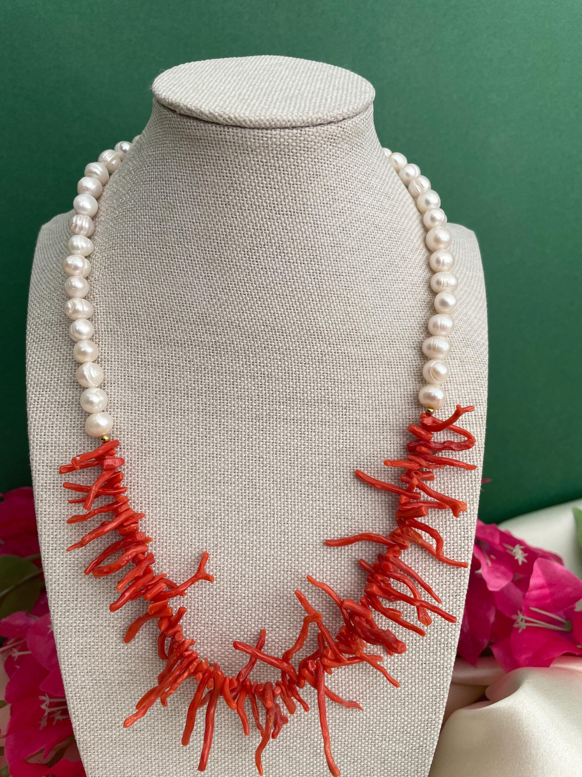 Collana siciliana con perle barocche e rami di Corallo autentico del Mediterraneo. Collane caratteristiche siciliane