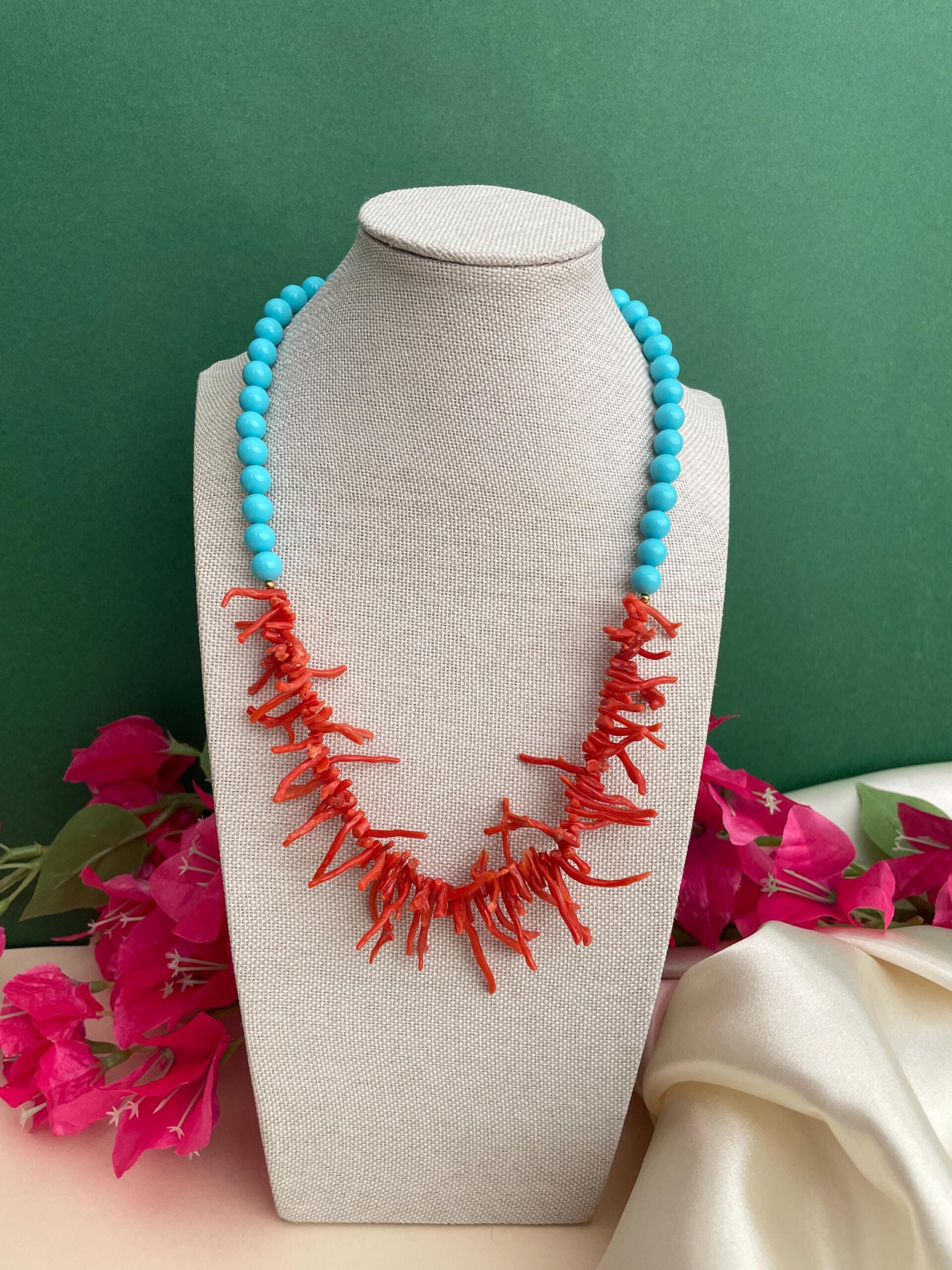Collana siciliana con rami di Corallo autentico del Mediterraneo e perle di pasta di turchese. Collane caratteristiche siciliane
