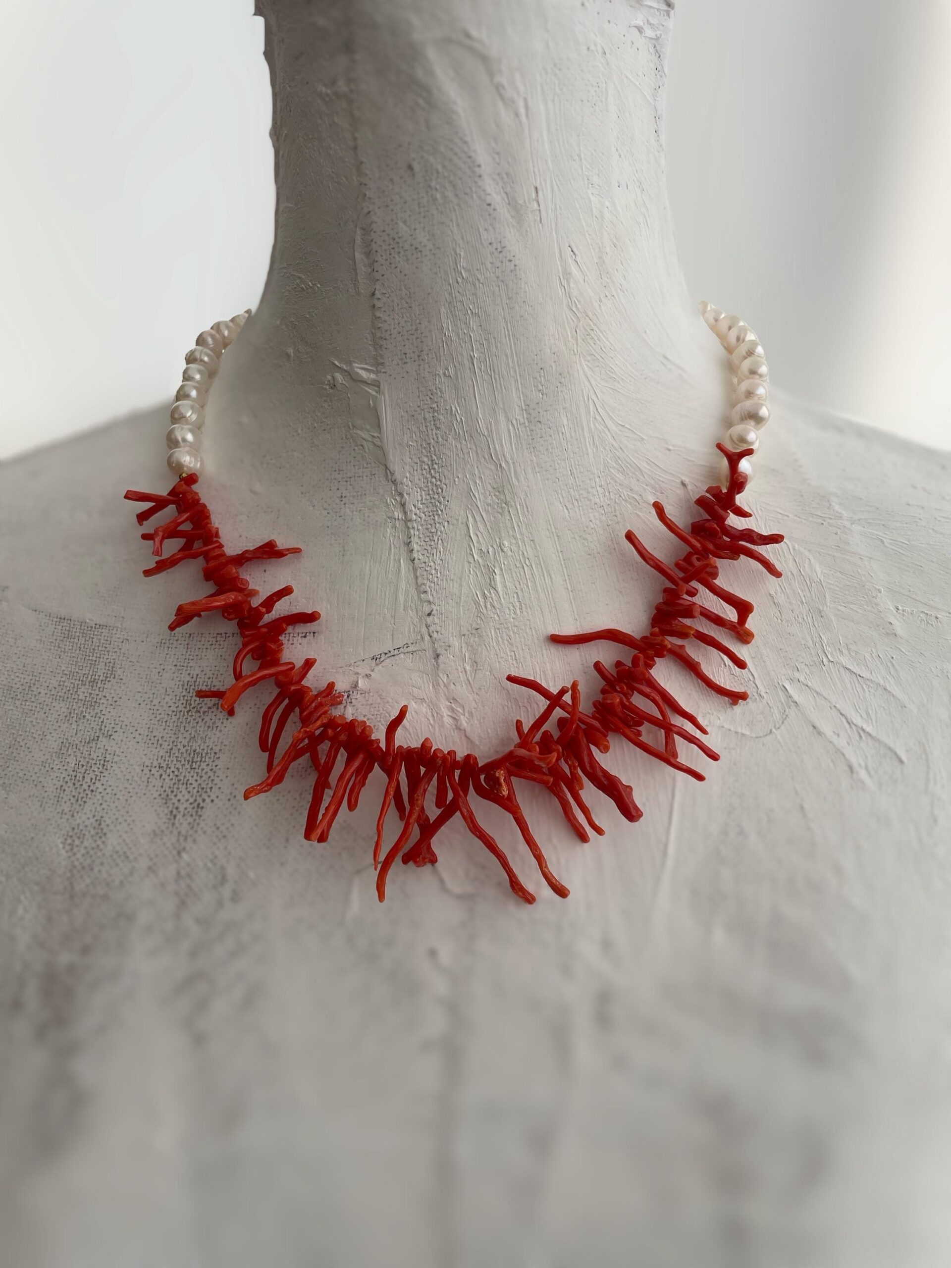 Collana siciliana con perle barocche e rami di Corallo autentico del Mediterraneo. Collane caratteristiche siciliane