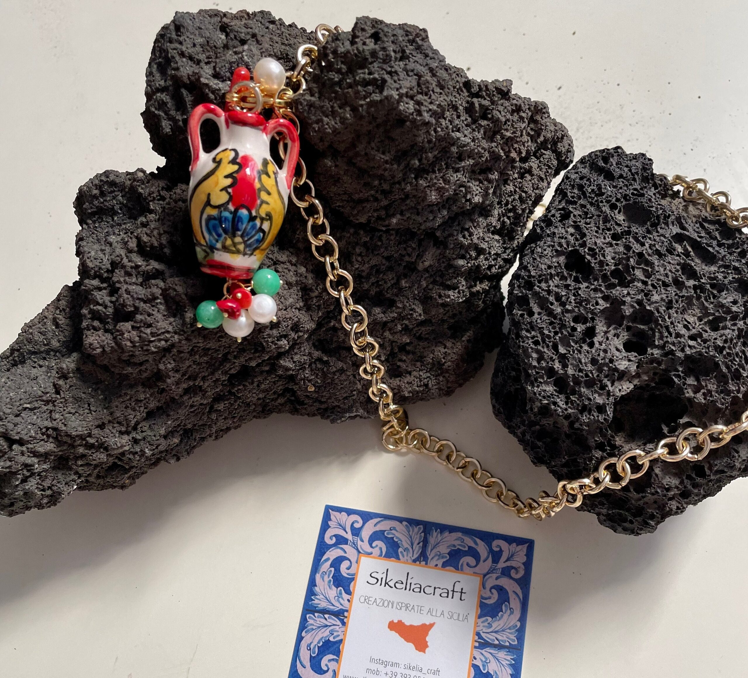 Collana con ciondolo giara di sicilia in ceramica di caltagirone, perle di fiume, agata verde e corallo. catena alluminio, collana ragazza. Collane caratteristiche siciliane