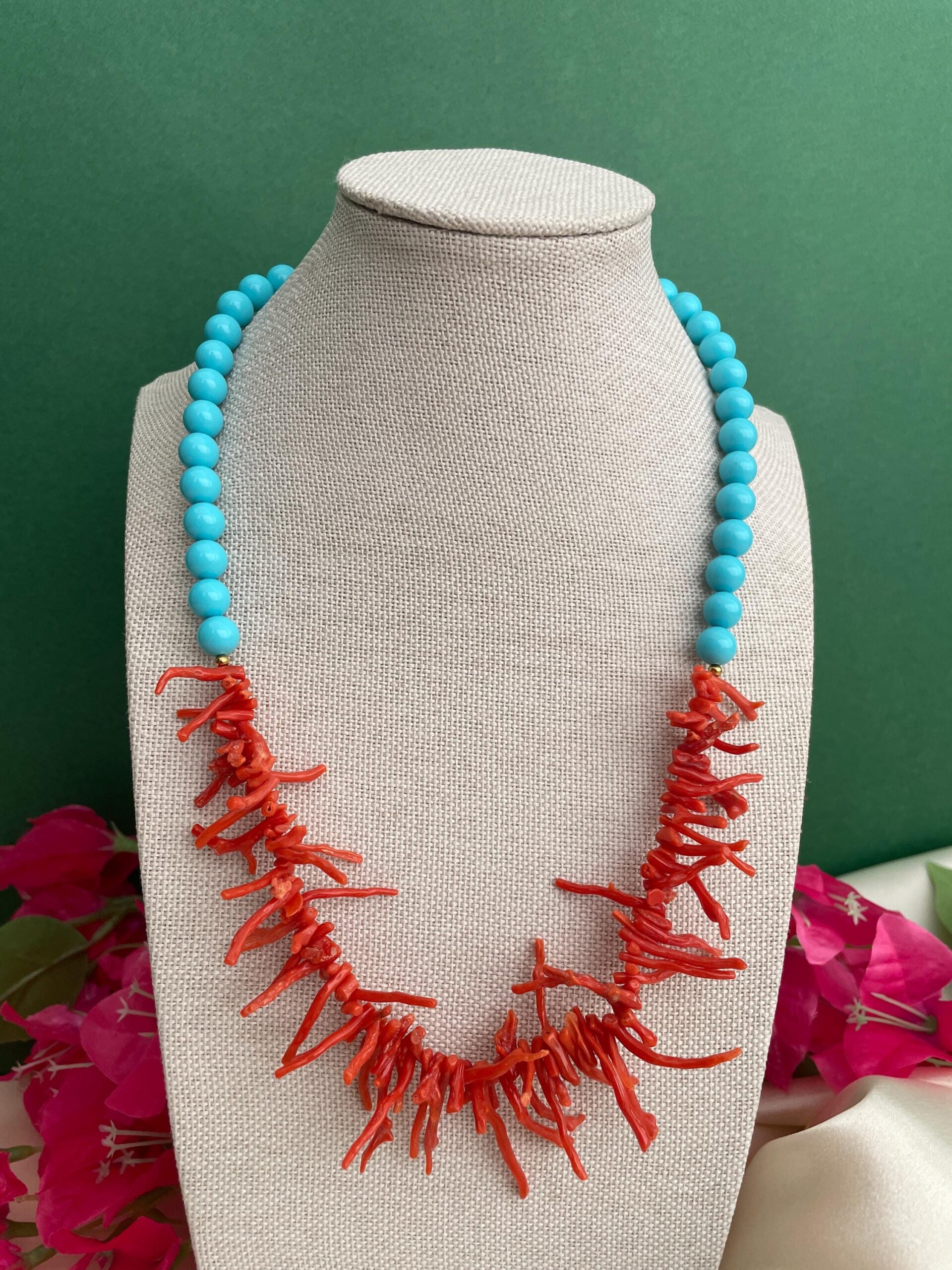 Collana siciliana con rami di Corallo autentico del Mediterraneo e perle di pasta di turchese. Collane caratteristiche siciliane