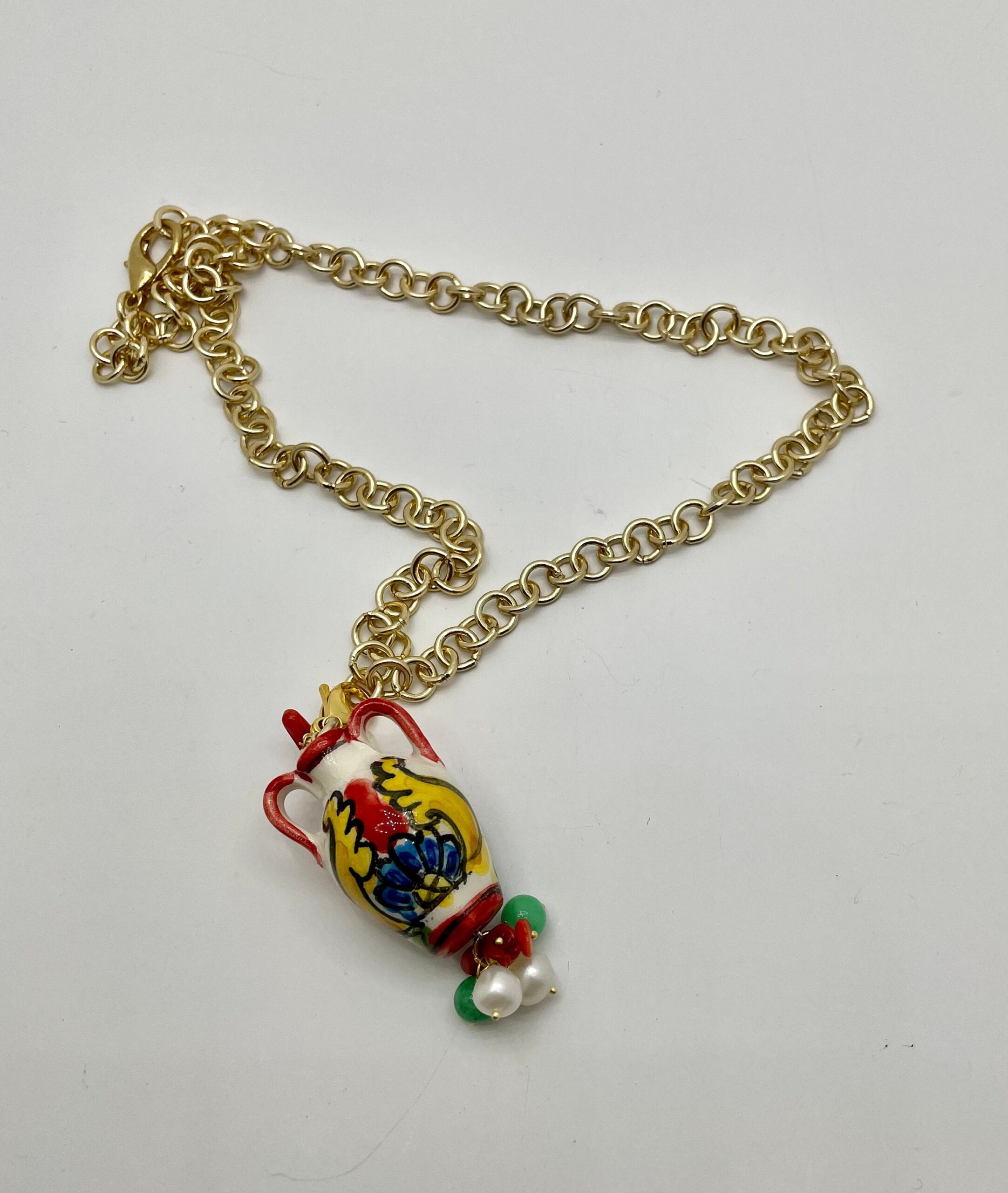 Collana con ciondolo giara di sicilia in ceramica di caltagirone, perle di fiume, agata verde e corallo. catena alluminio, collana ragazza. Collane caratteristiche siciliane