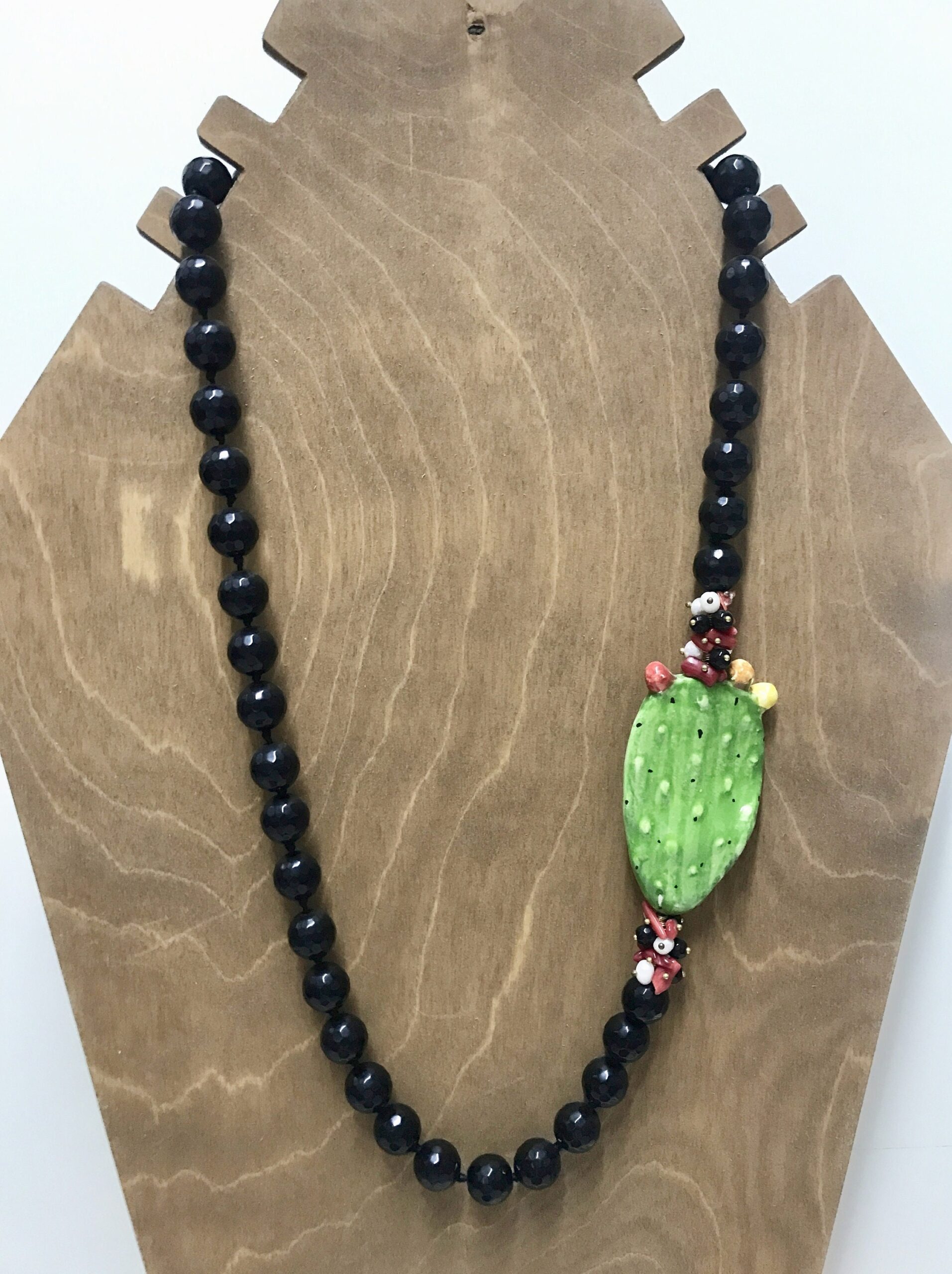 Collana siciliana con filo di perle di onice e fico d’india in ceramica di Caltagirone. Collane caratteristiche siciliane