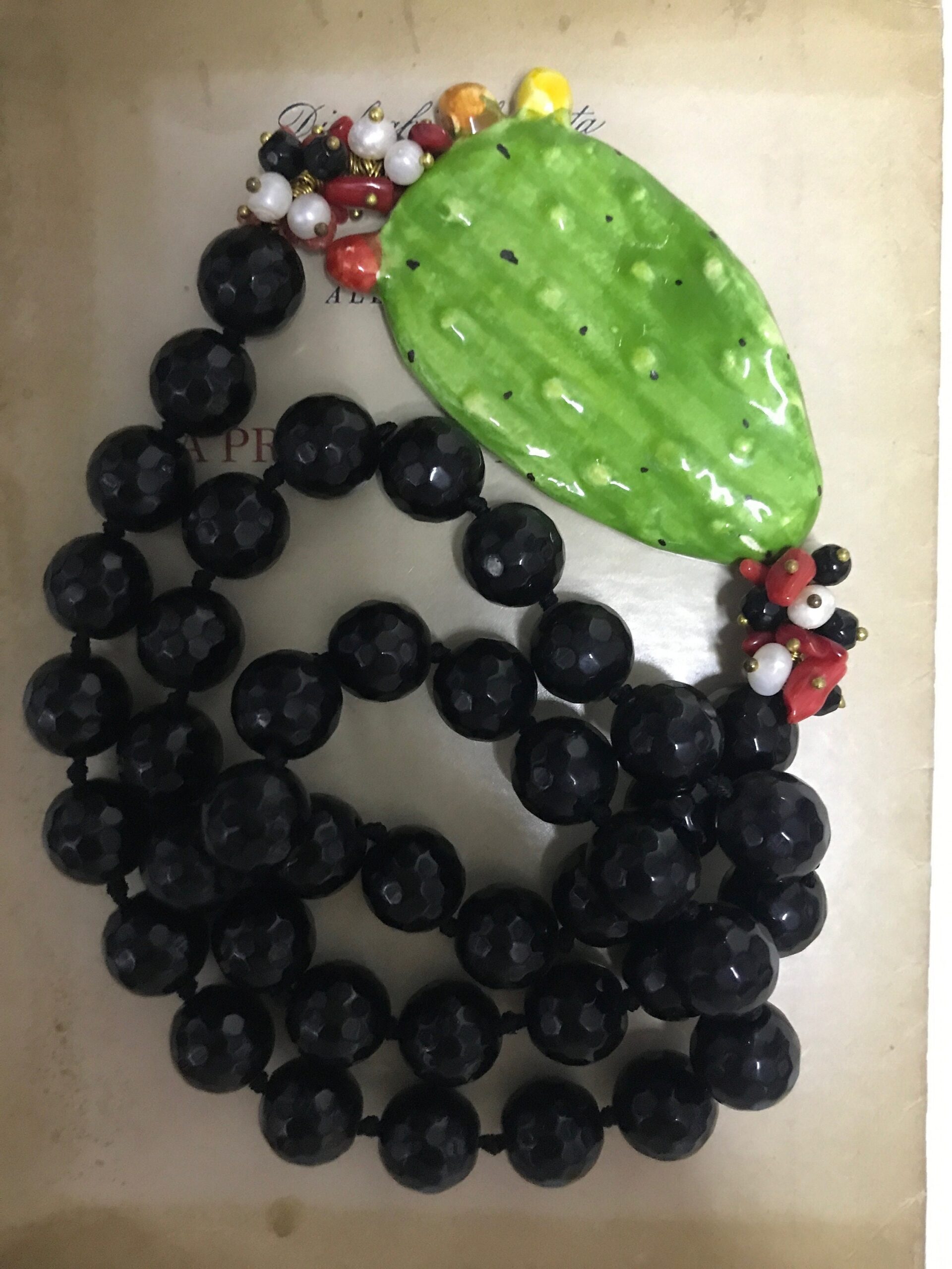 Collana siciliana con filo di perle di onice e fico d’india in ceramica di Caltagirone. Collane caratteristiche siciliane