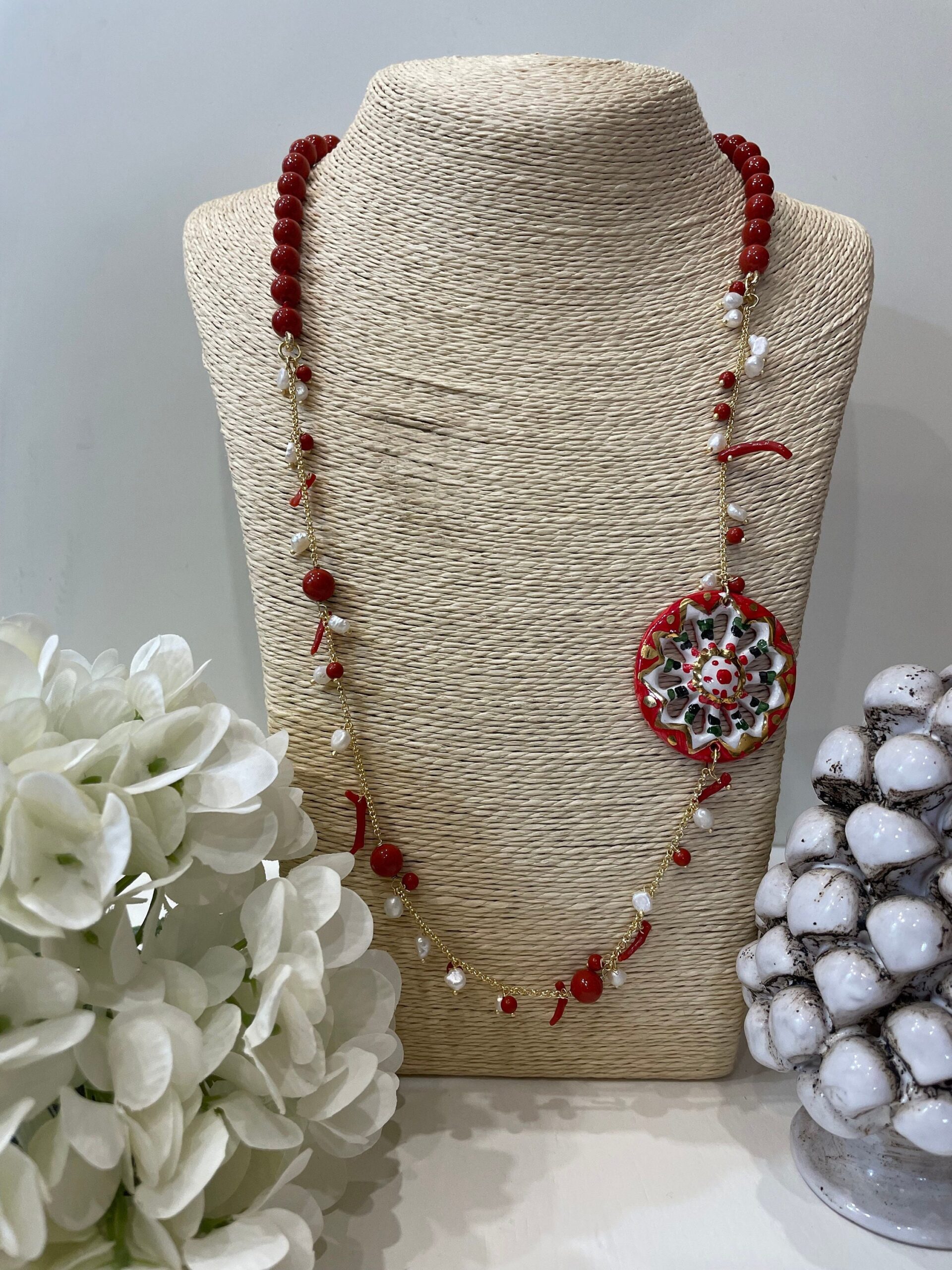 Collana siciliana con ruota di carretto in ceramica di Caltagirone, perle maiorca rosse e corallo. regalo per lei. Collane caratteristiche siciliane