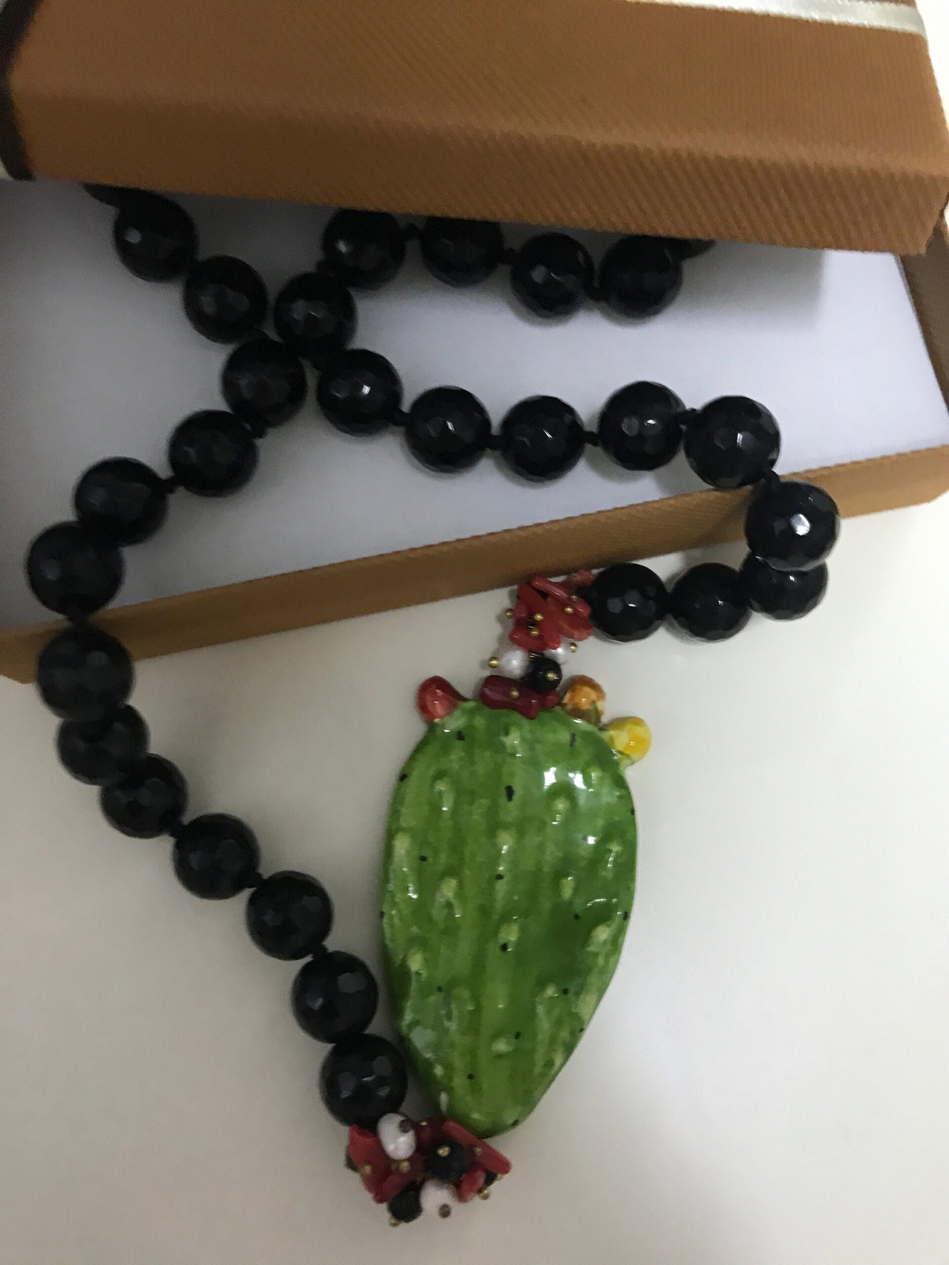 Collana siciliana con filo di perle di onice e fico d’india in ceramica di Caltagirone. Collane caratteristiche siciliane
