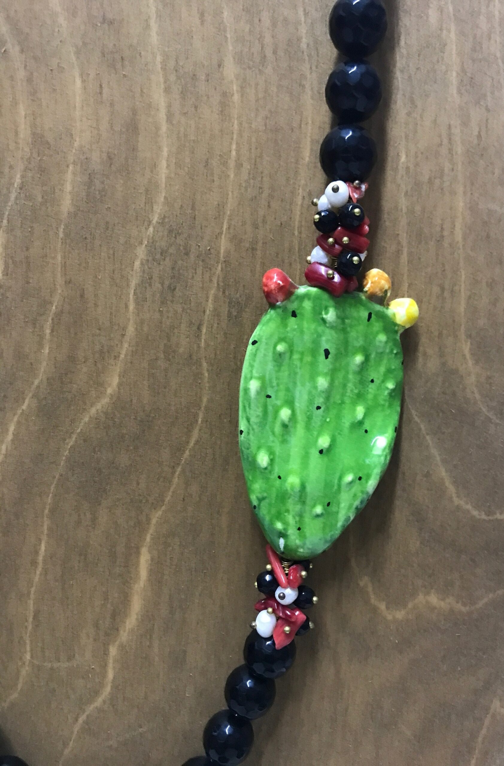 Collana siciliana con filo di perle di onice e fico d’india in ceramica di Caltagirone. Collane caratteristiche siciliane