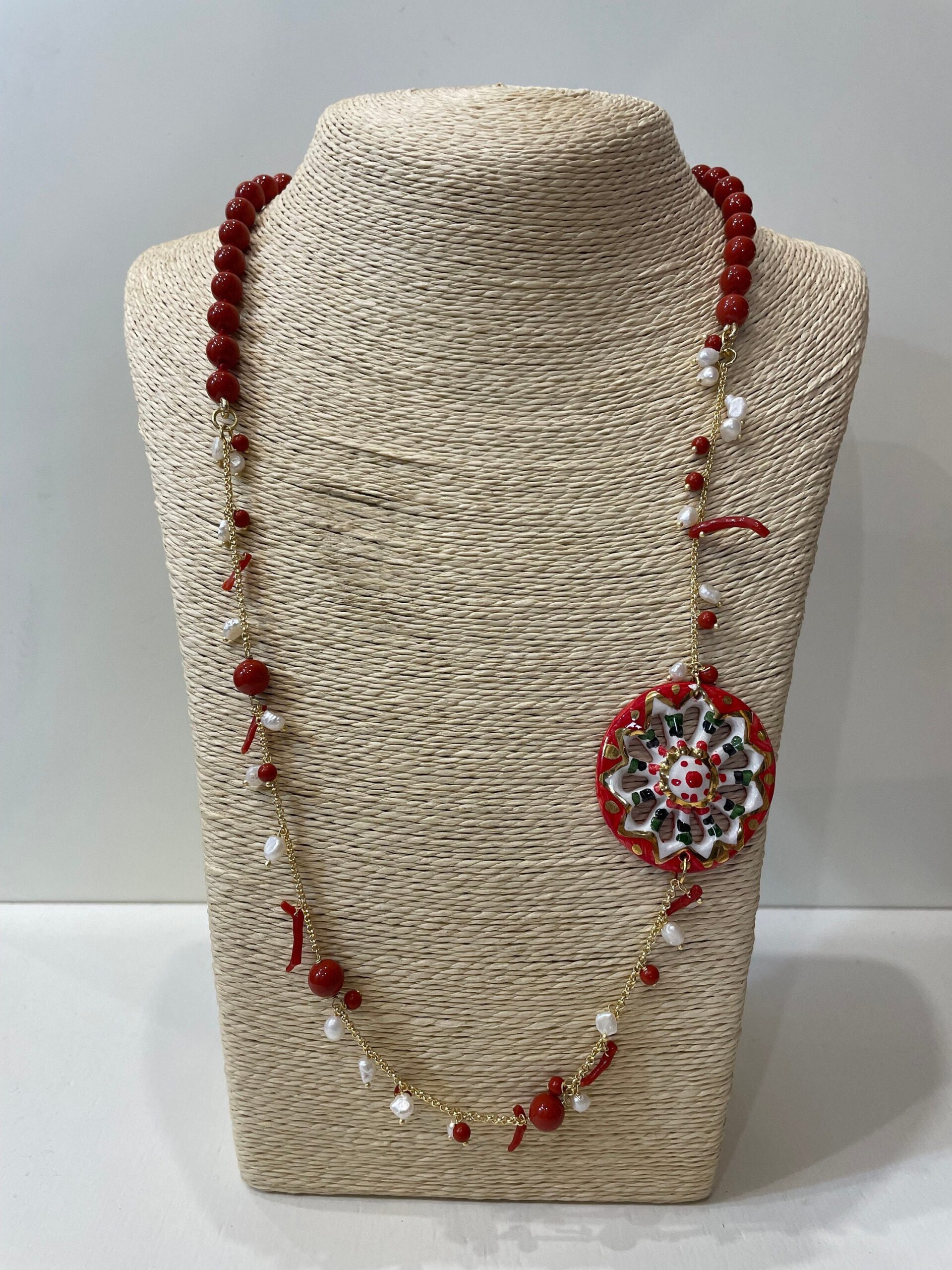 Collana siciliana con ruota di carretto in ceramica di Caltagirone, perle maiorca rosse e corallo. regalo per lei. Collane caratteristiche siciliane