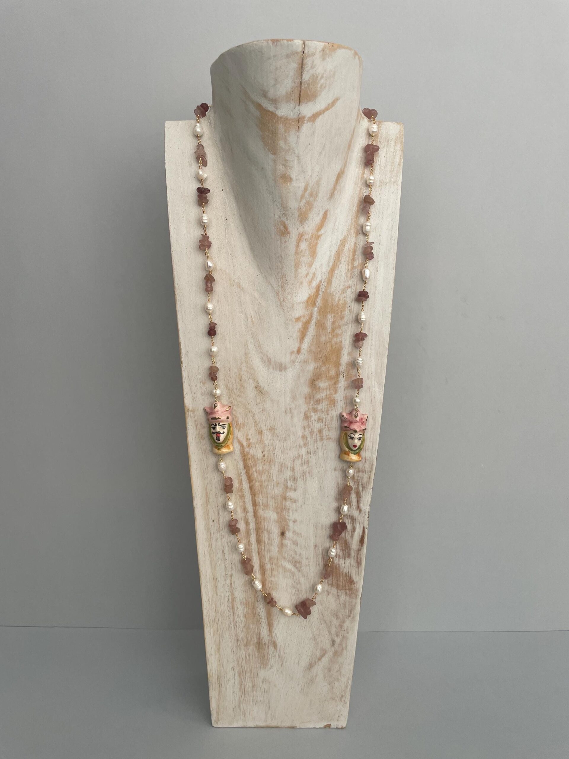 Collana siciliana, collana maxi, catena rosario Tormalina e pietre di fiume, Teste di mori di ceramica di Caltagirone, collana unisex. Collane caratteristiche siciliane