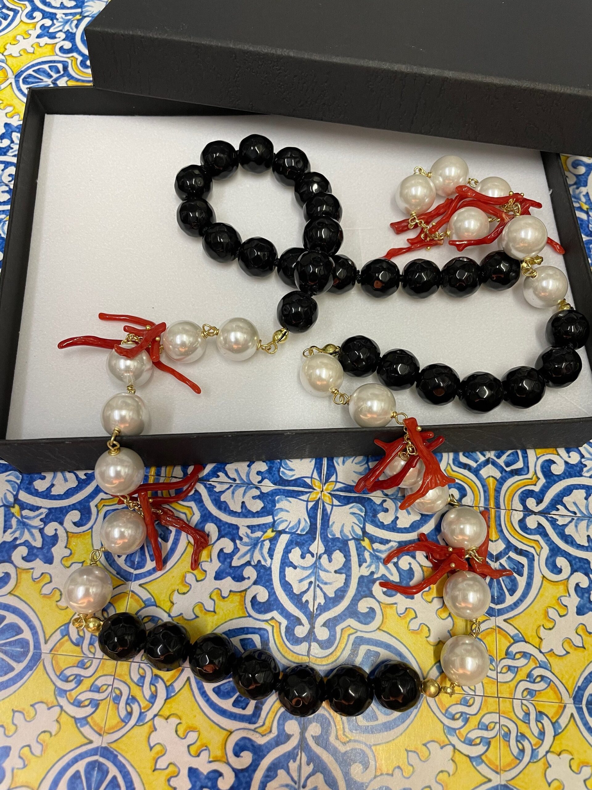 Collana lunga, onice, perle maiorca e rami di corallo del mediterraneo. Collane caratteristiche siciliane