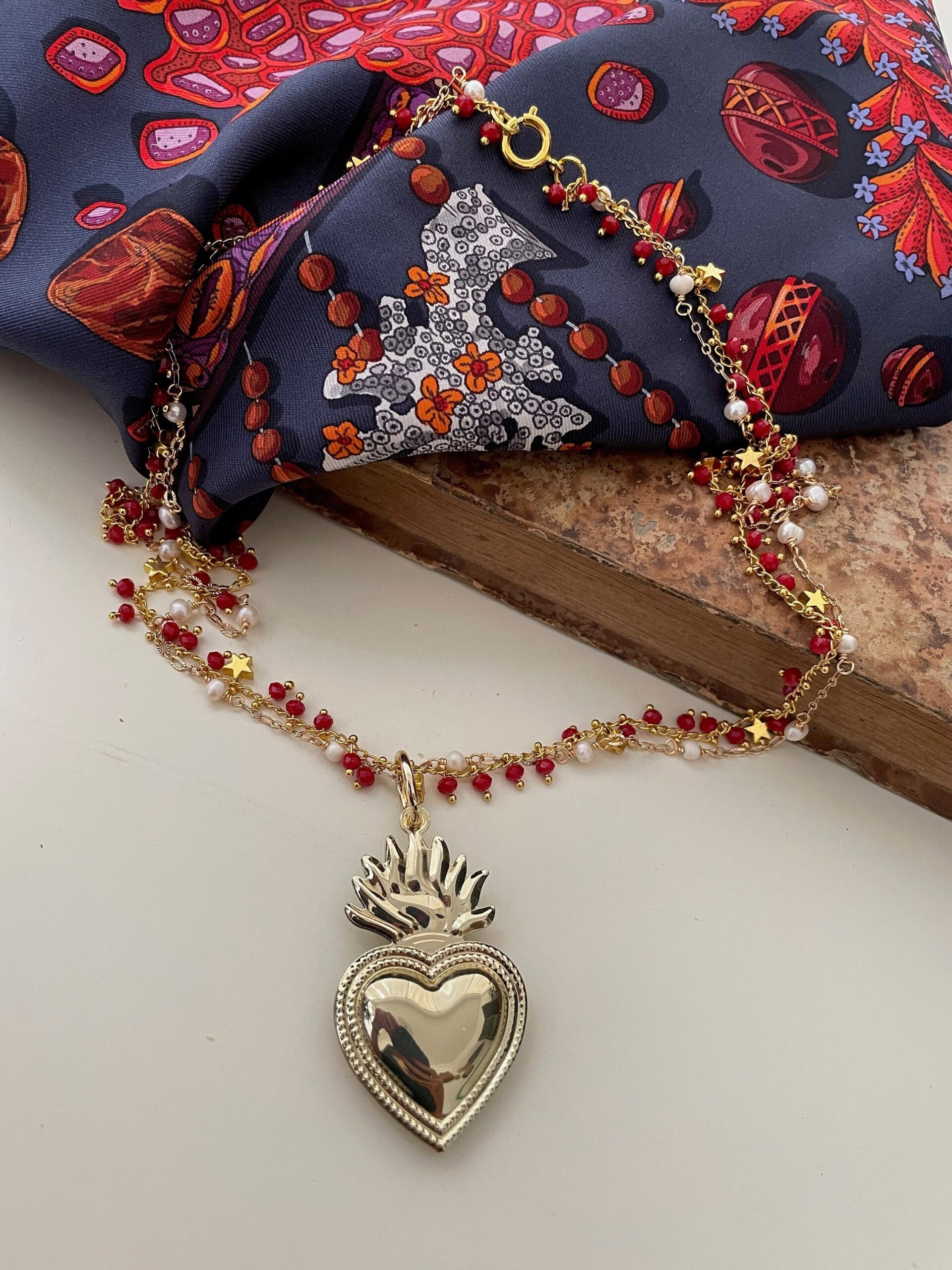 Collana doppio filo, catena tipo rosario e ciondolo cuore. agata rossa e perle. Collane caratteristiche siciliane