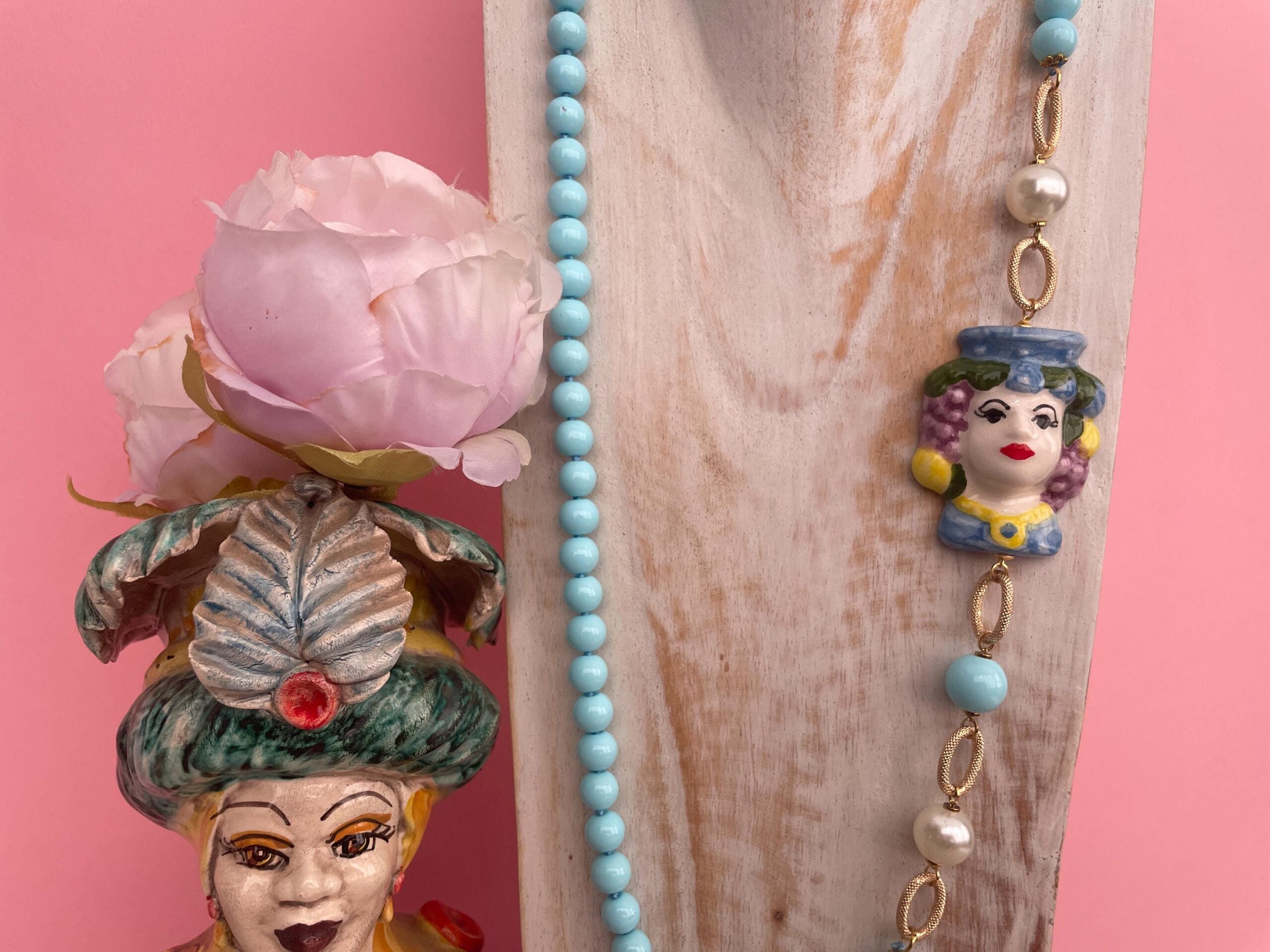 Collana siciliana artigianale turchese annodata a mano con Testa di Moro di Caltagirone. Collane caratteristiche siciliane