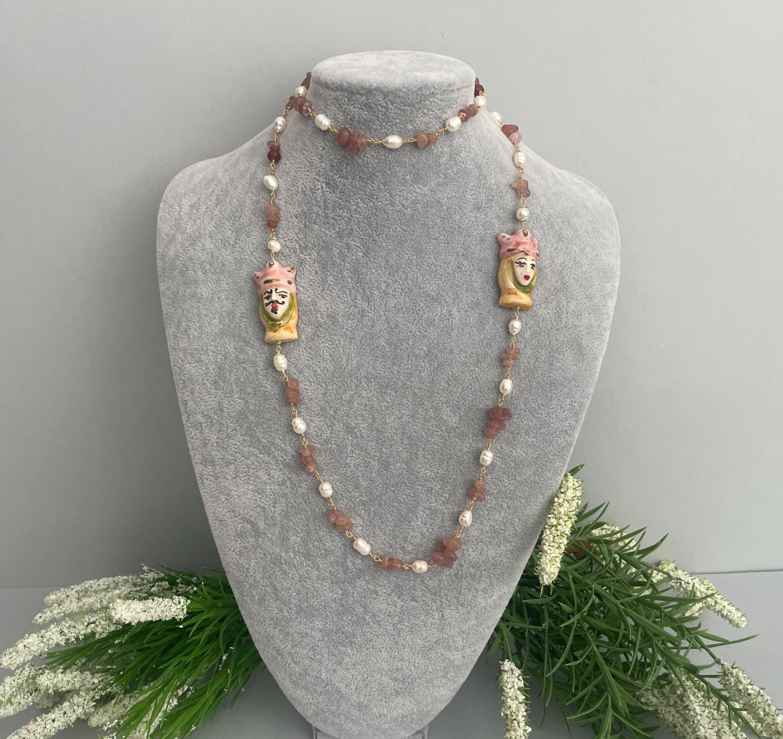 Collana siciliana, collana maxi, catena rosario Tormalina e pietre di fiume, Teste di mori di ceramica di Caltagirone, collana unisex. Collane caratteristiche siciliane